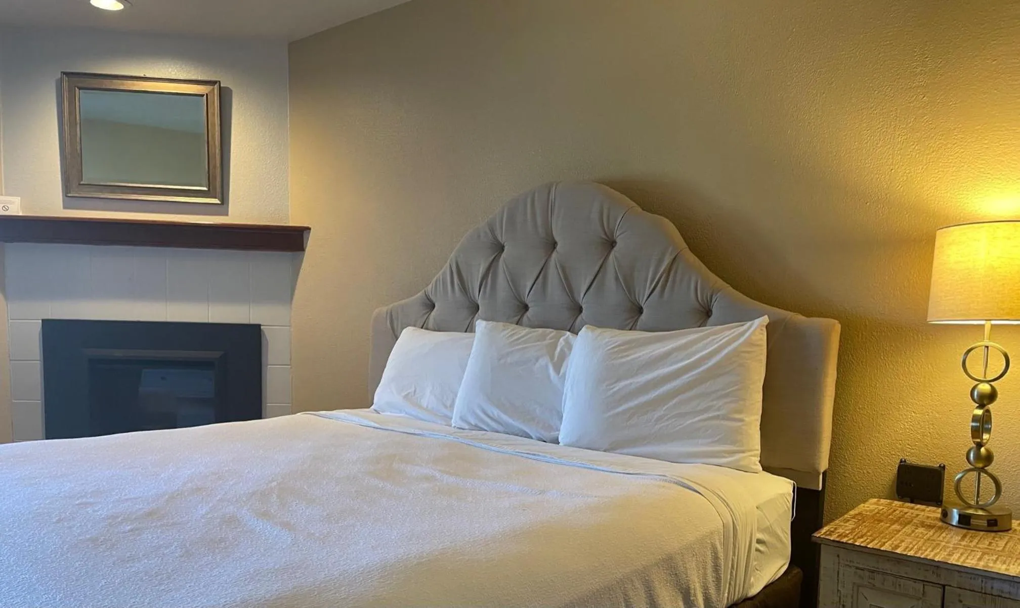 Bedroom, Bed in Hilltop Inn Broomfield Denver