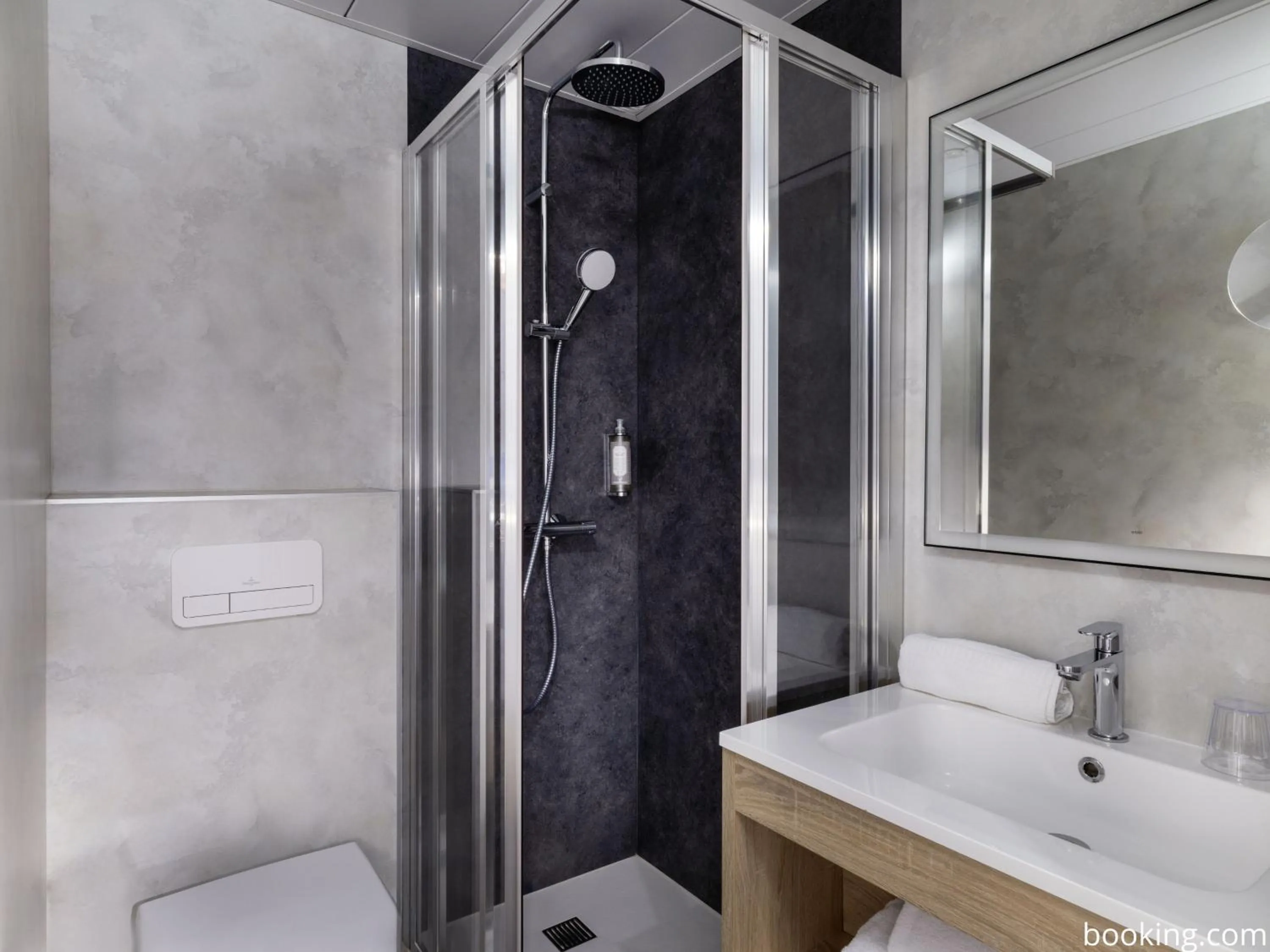 Bathroom in Hotel Daumesnil-Vincennes