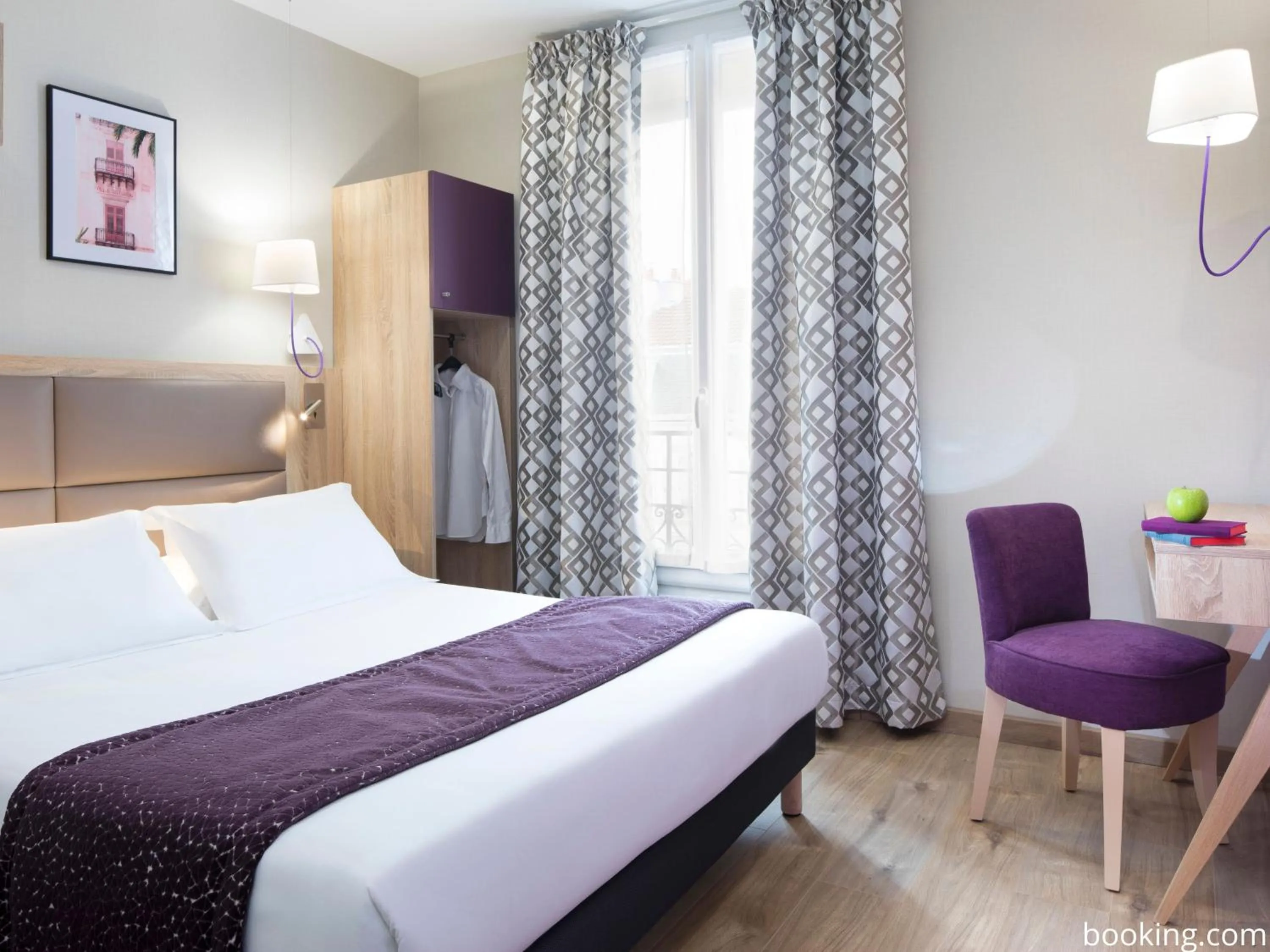 Bed in Hotel Daumesnil-Vincennes