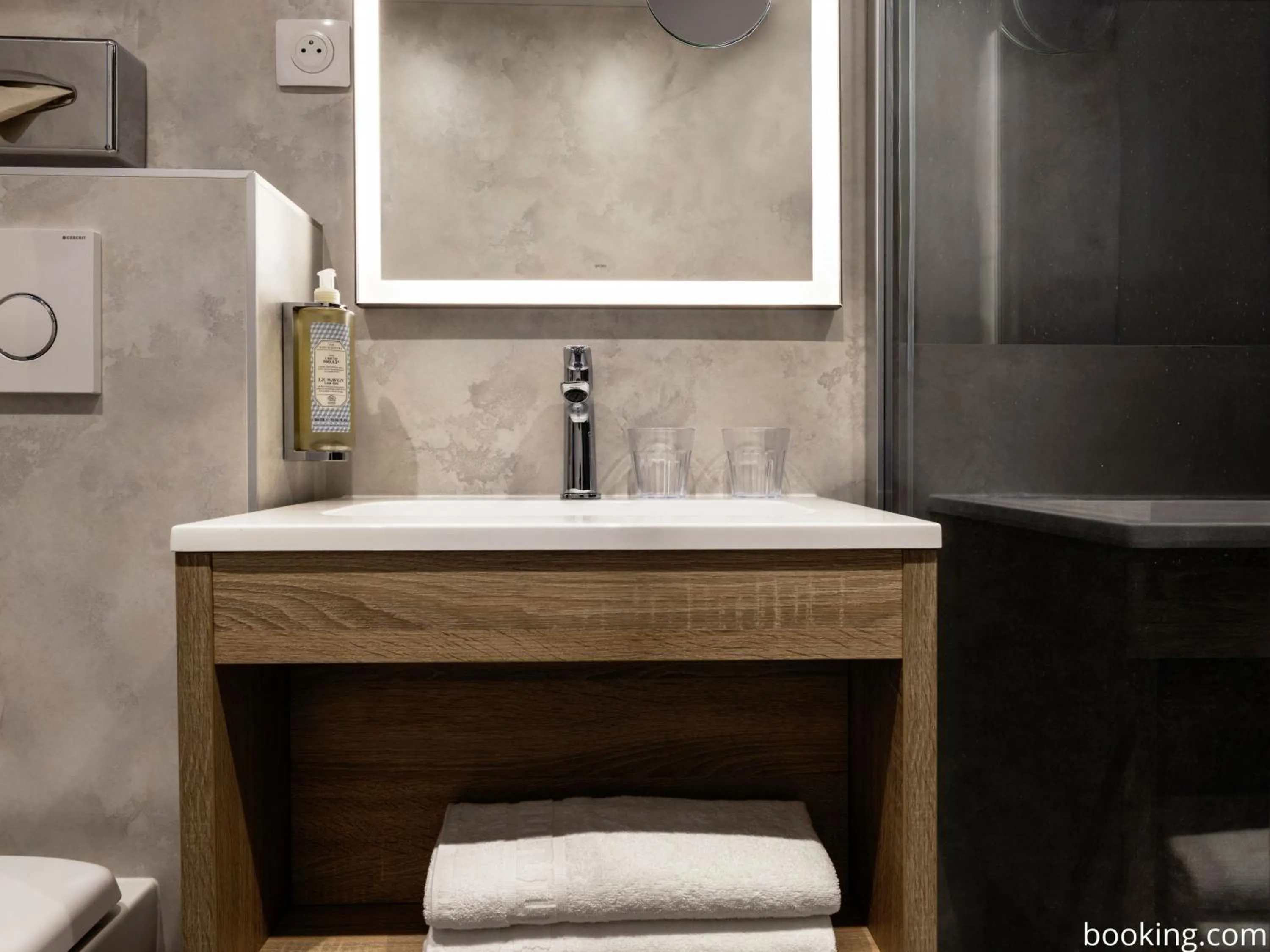 Bathroom in Hotel Daumesnil-Vincennes