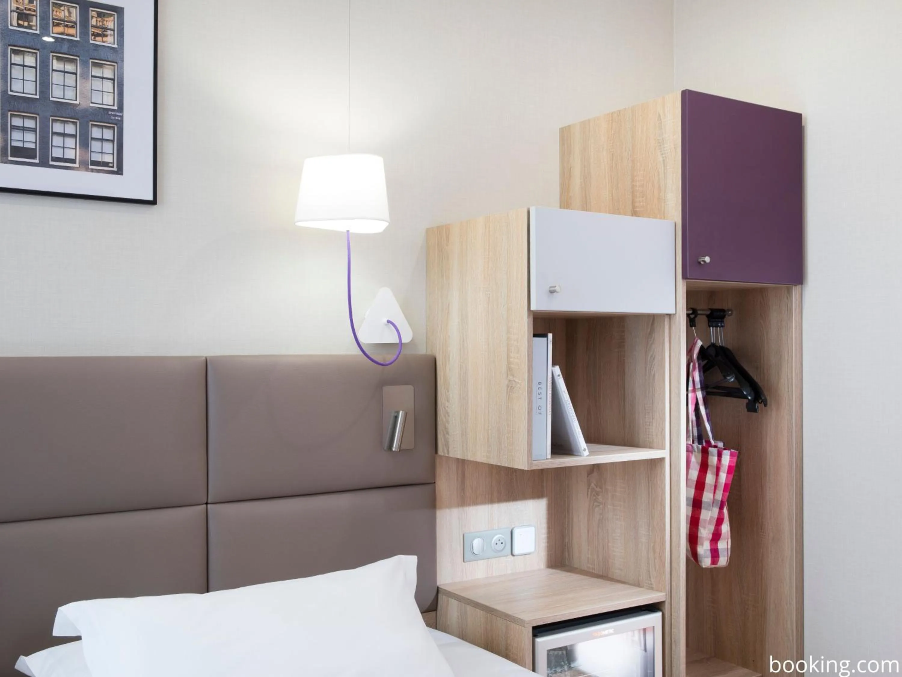 Bed in Hotel Daumesnil-Vincennes