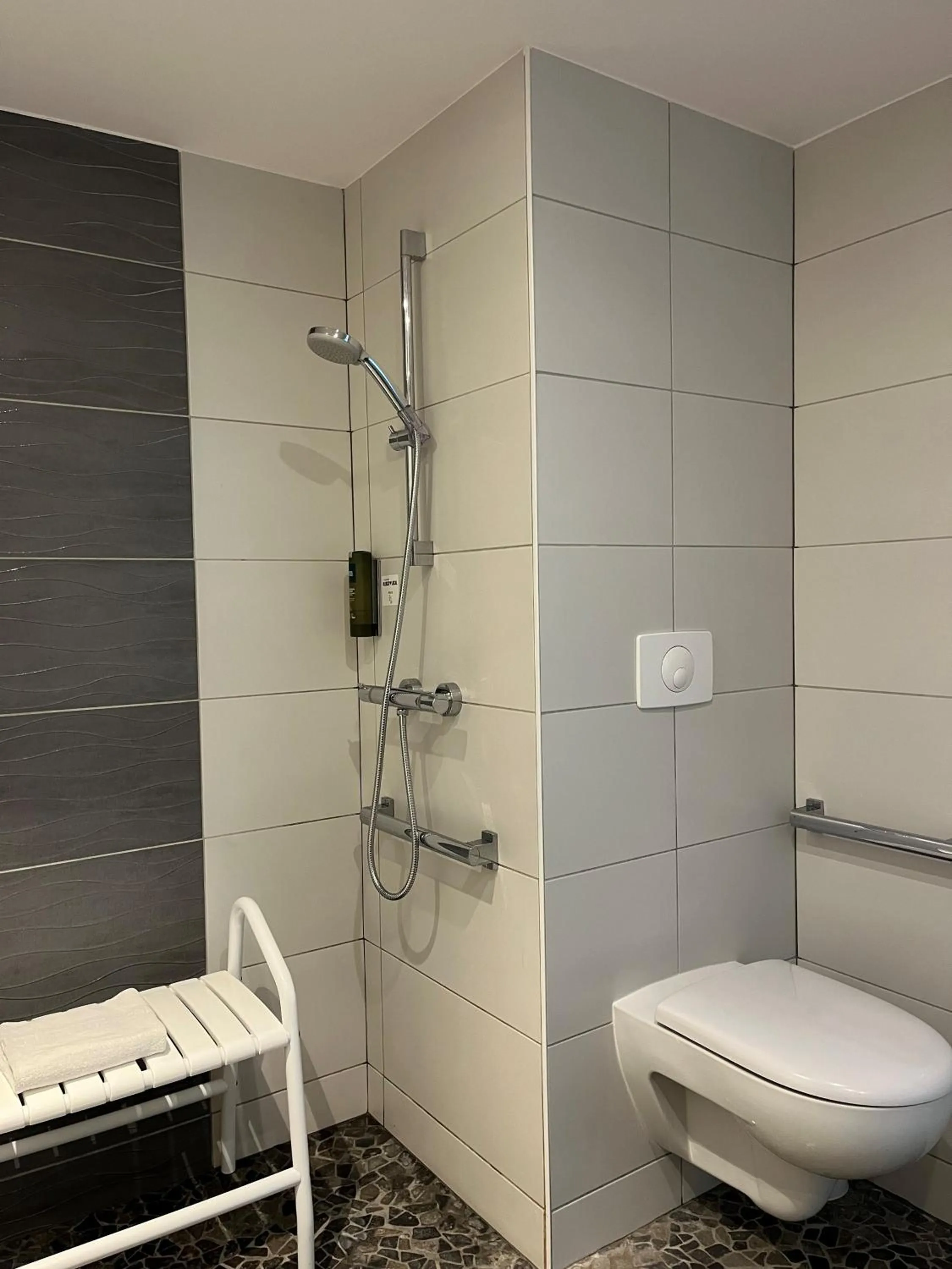 Bathroom in LOGIS Hotel l'Escargotière Dijon Sud - Chenove