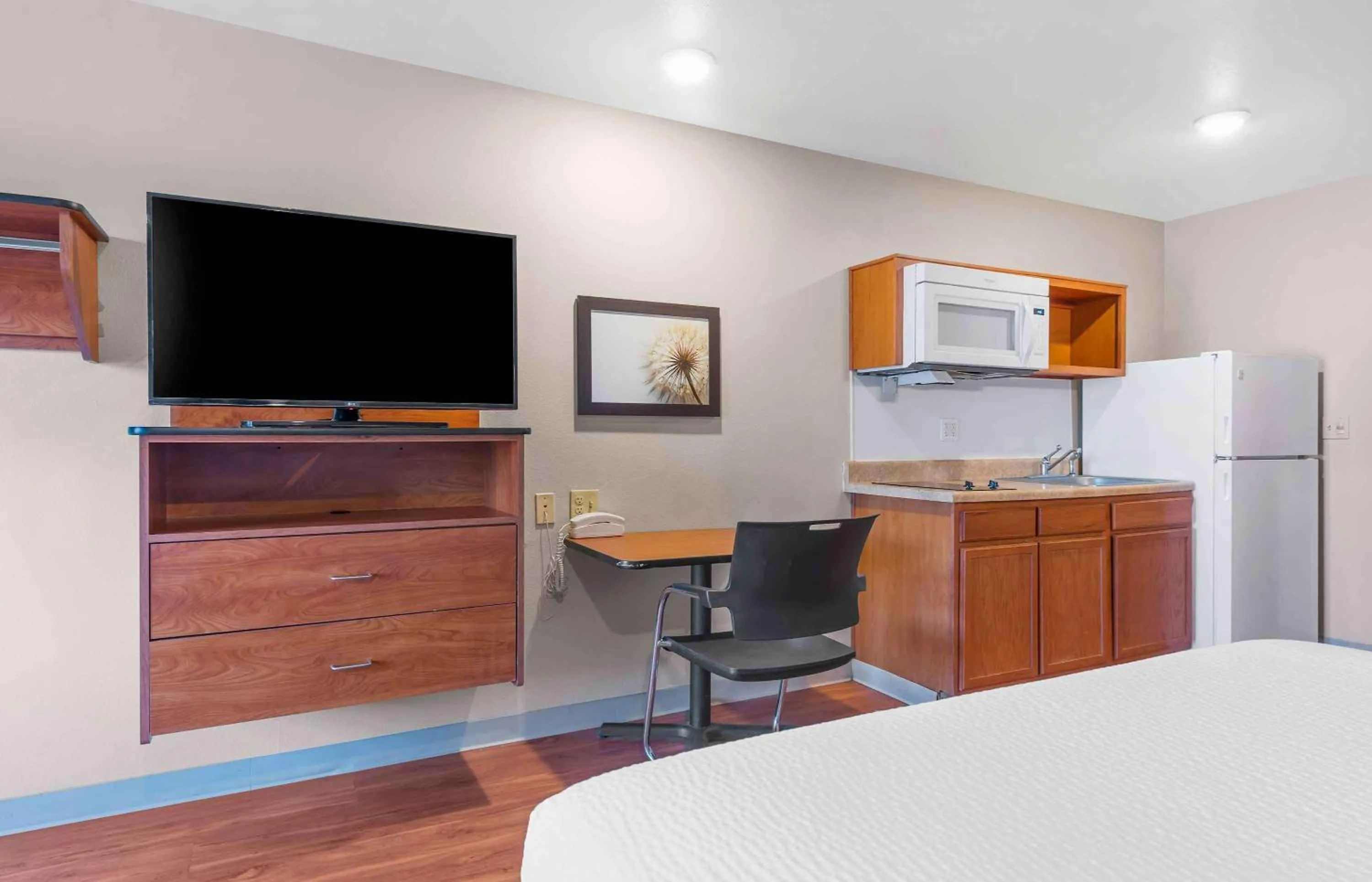 Bedroom in Extended Stay America Select Suites - Colorado Springs