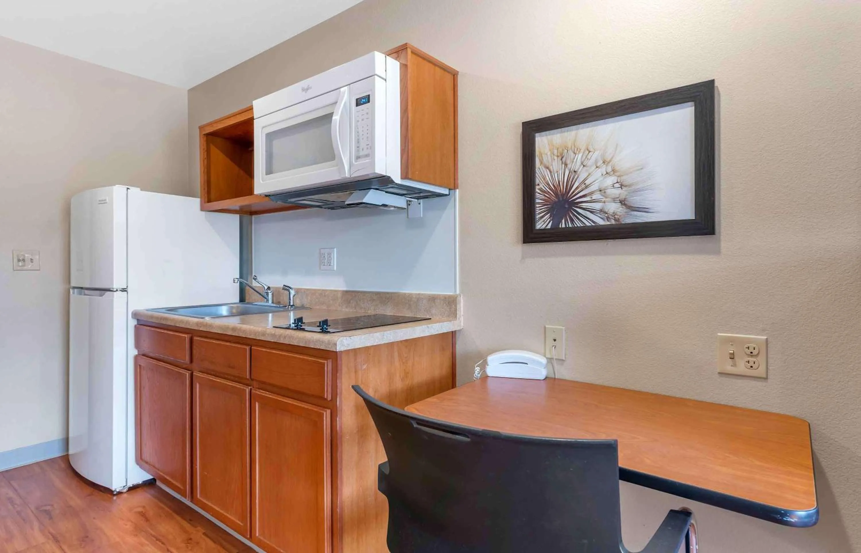 Kitchen or kitchenette in Extended Stay America Select Suites - Colorado Springs
