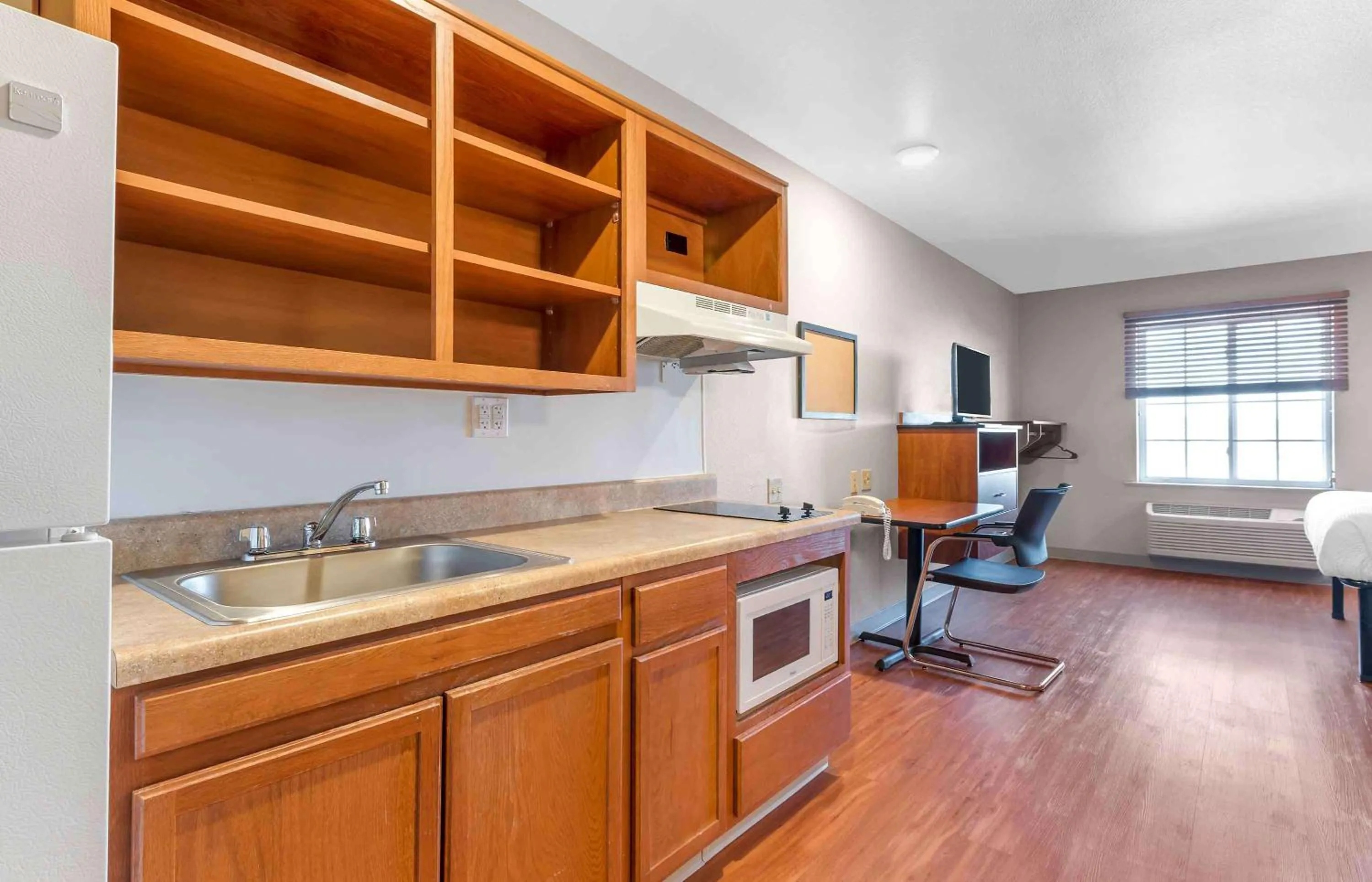 Kitchen or kitchenette in Extended Stay America Select Suites - Colorado Springs