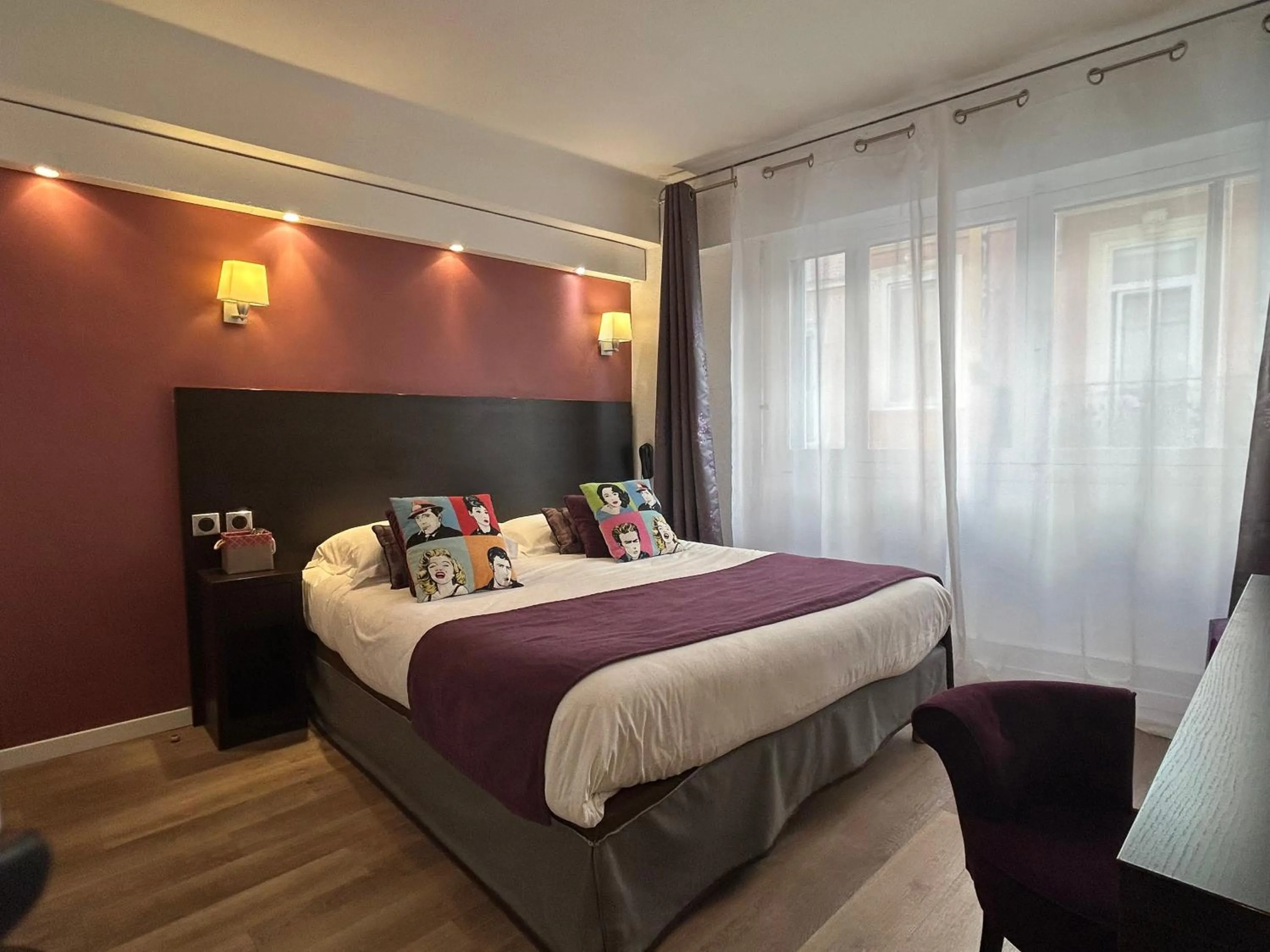 Bed in ATH hôtel Athénée