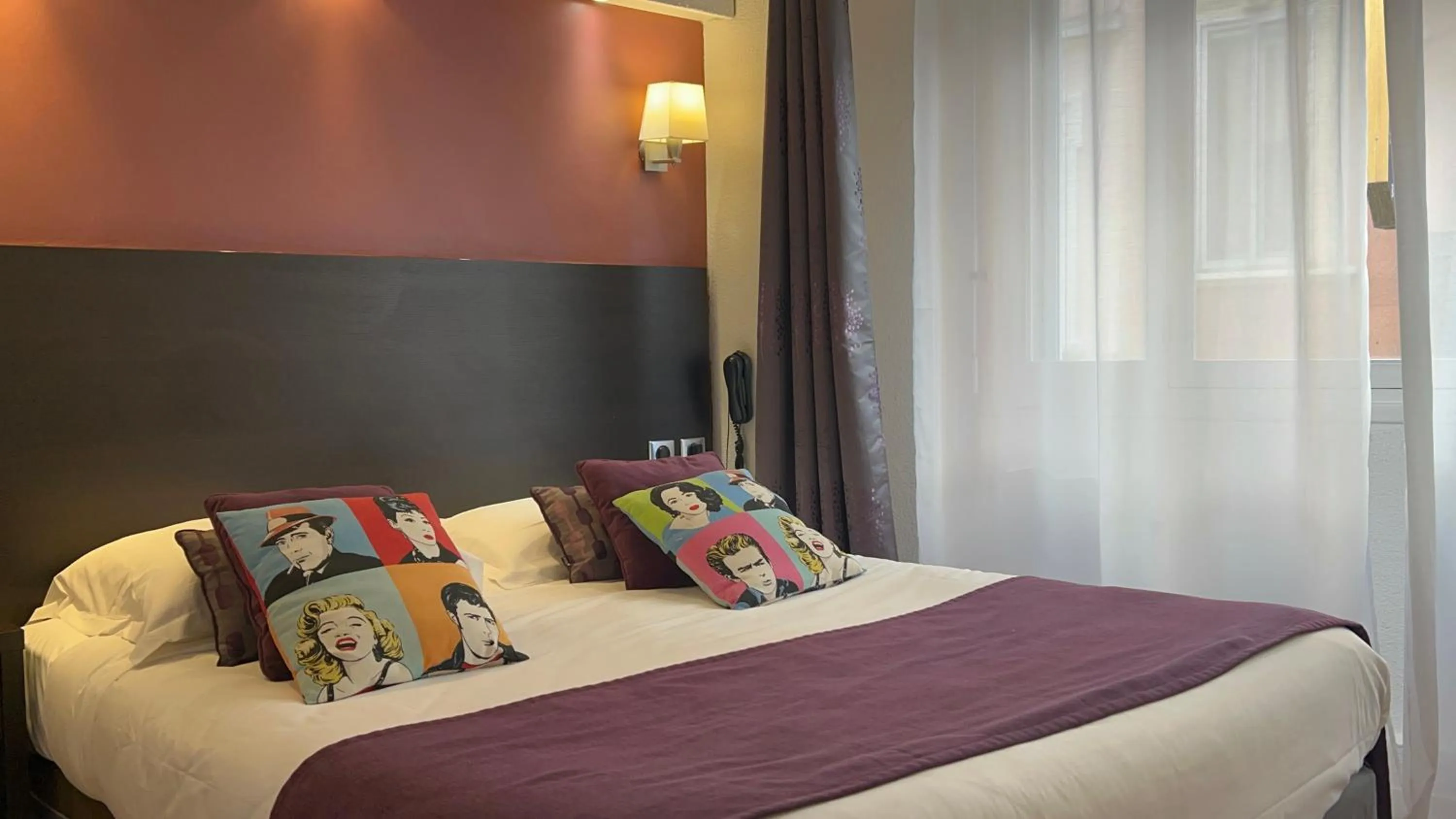 Bed in ATH hôtel Athénée