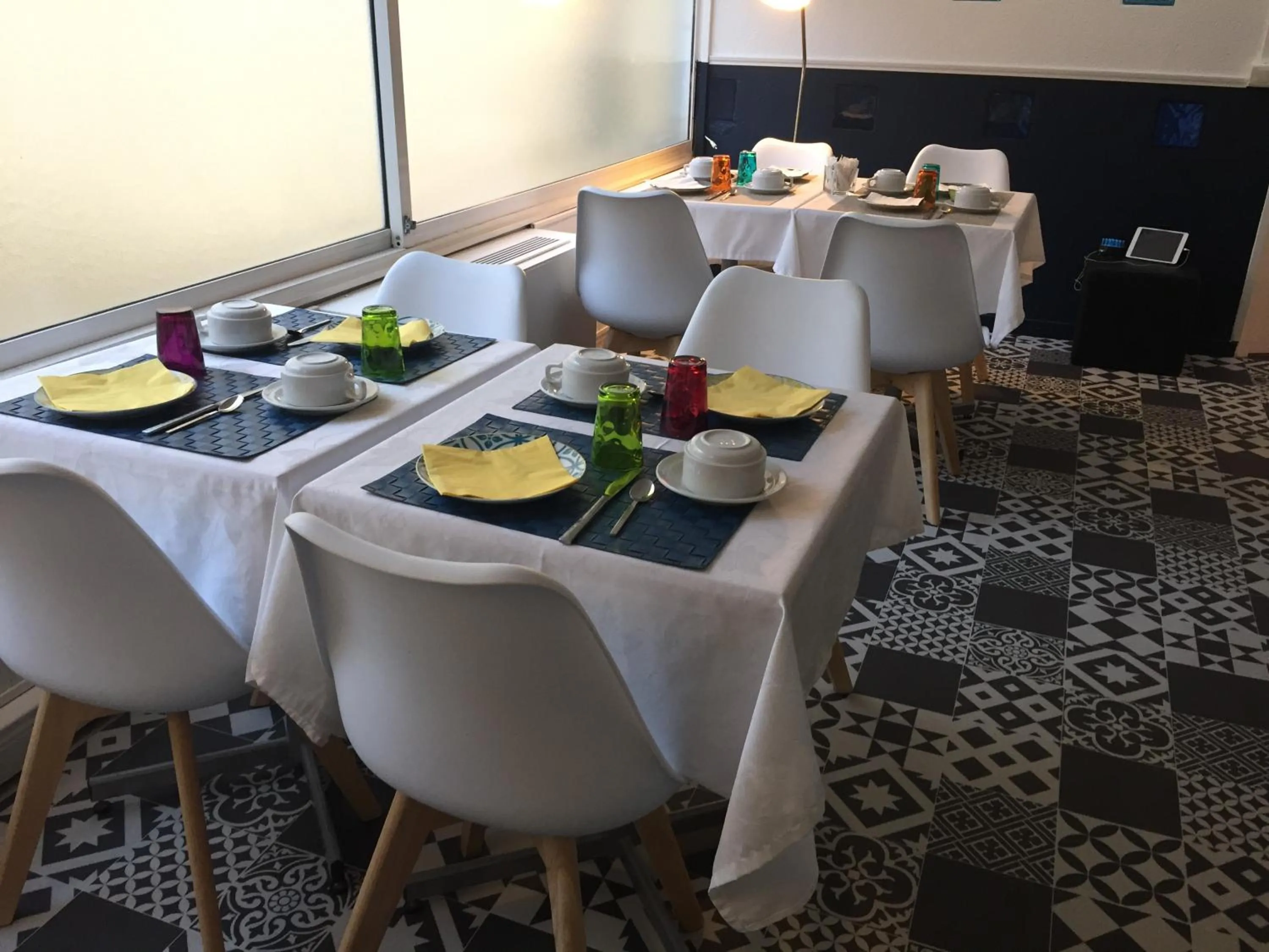 Restaurant/places to eat in ATH hôtel Athénée