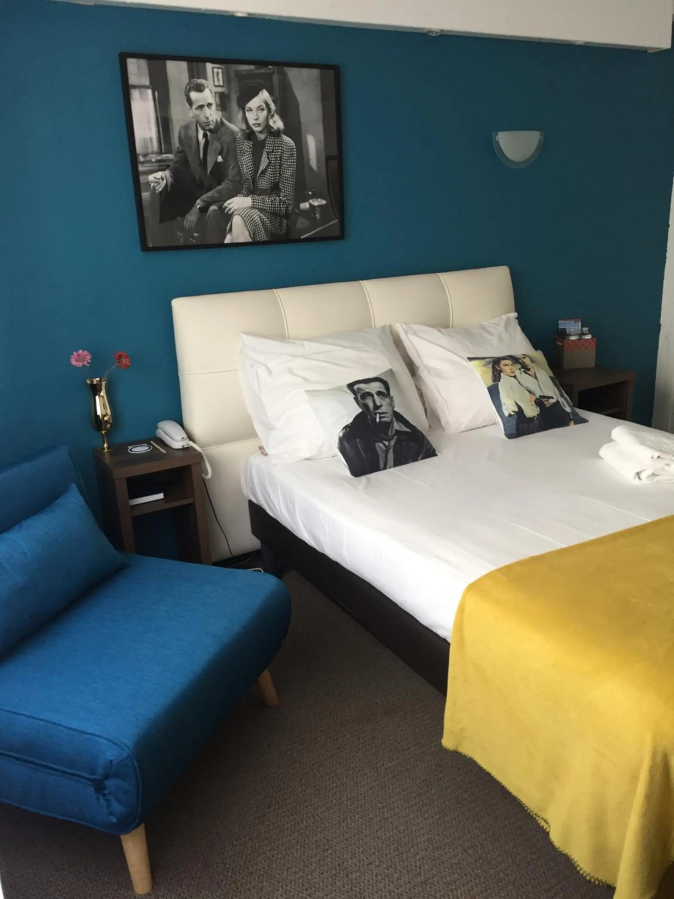 Bed in ATH hôtel Athénée