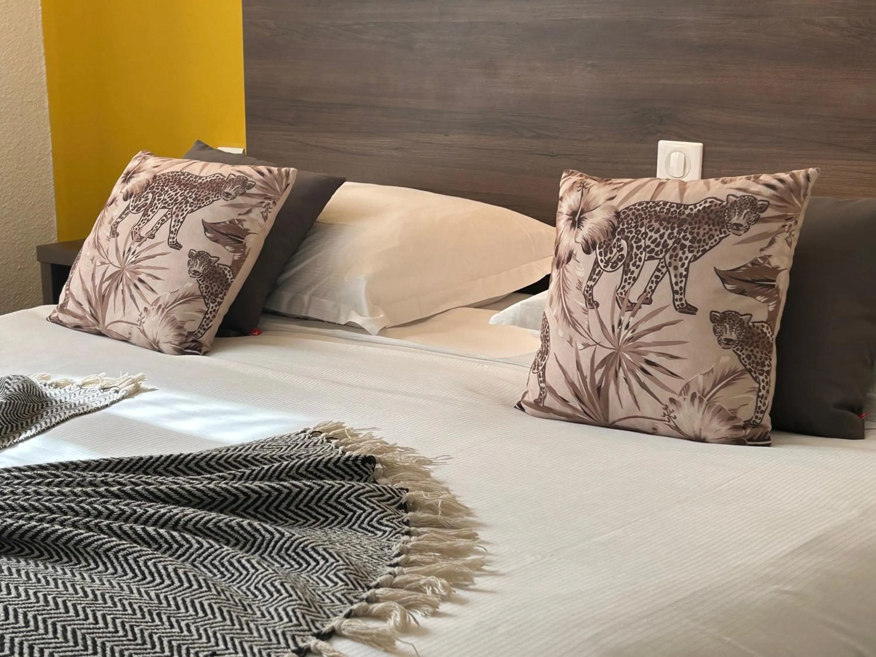 Bed in ATH hôtel Athénée