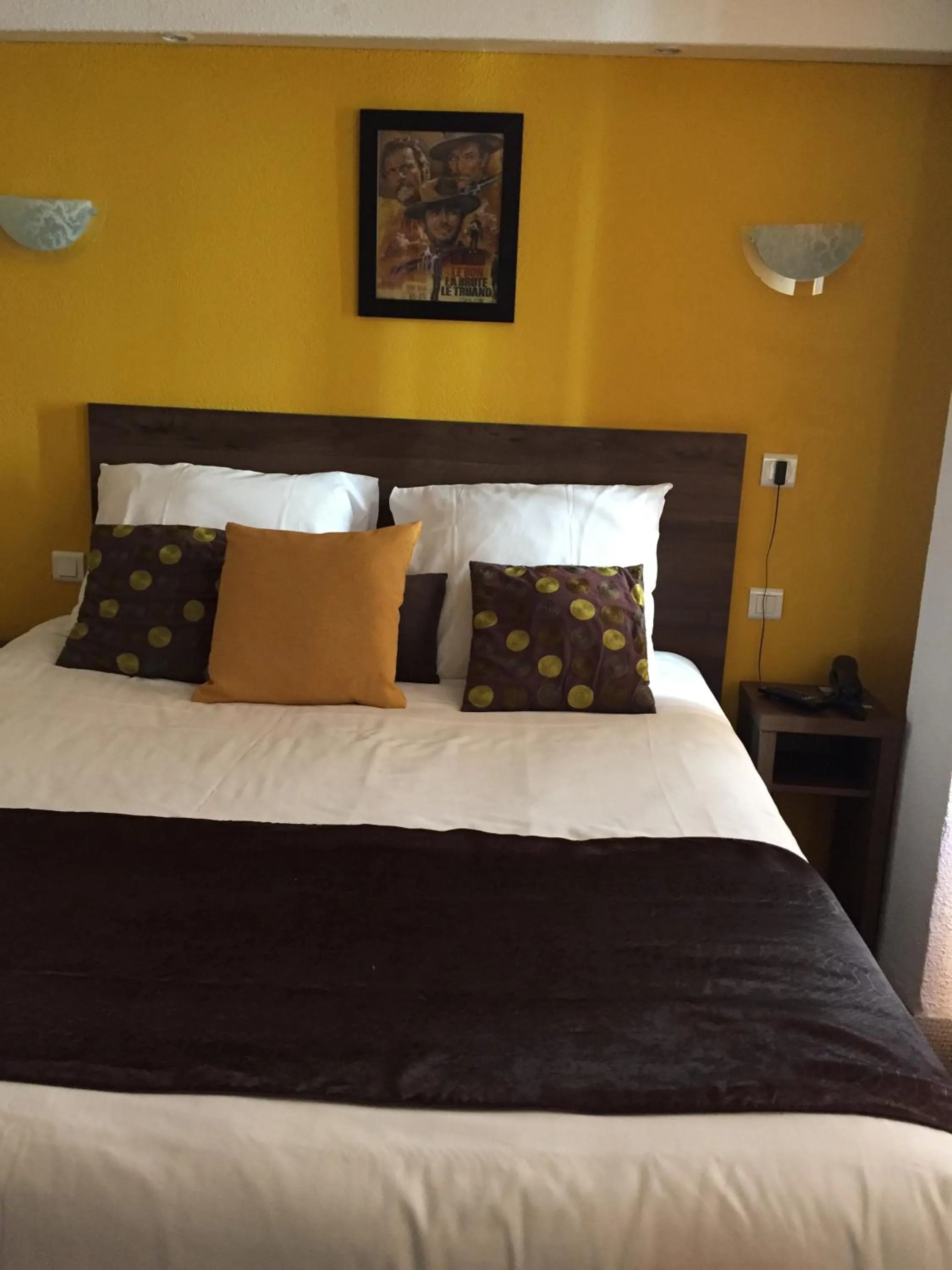 Bed in ATH hôtel Athénée