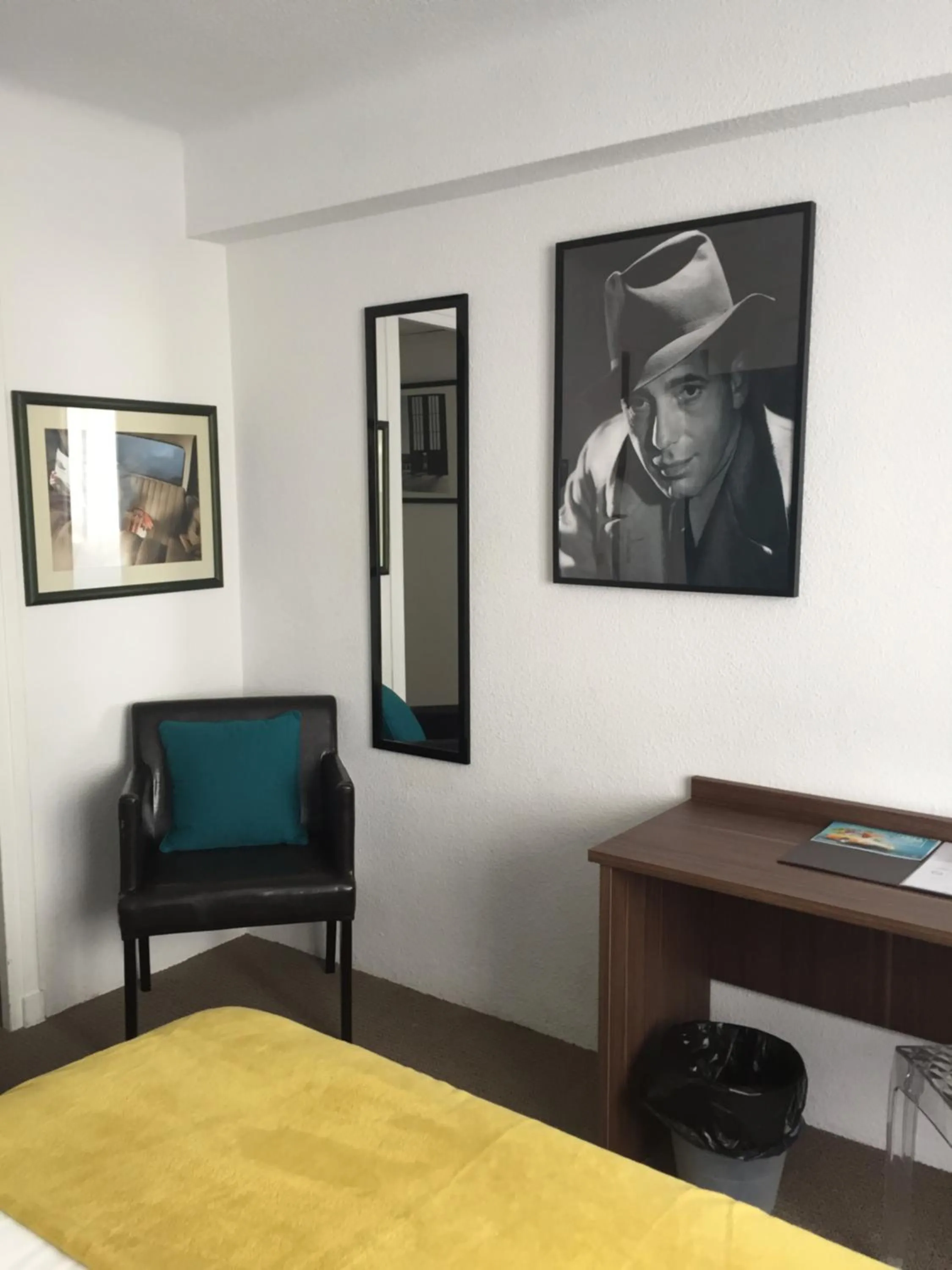 Bed in ATH hôtel Athénée