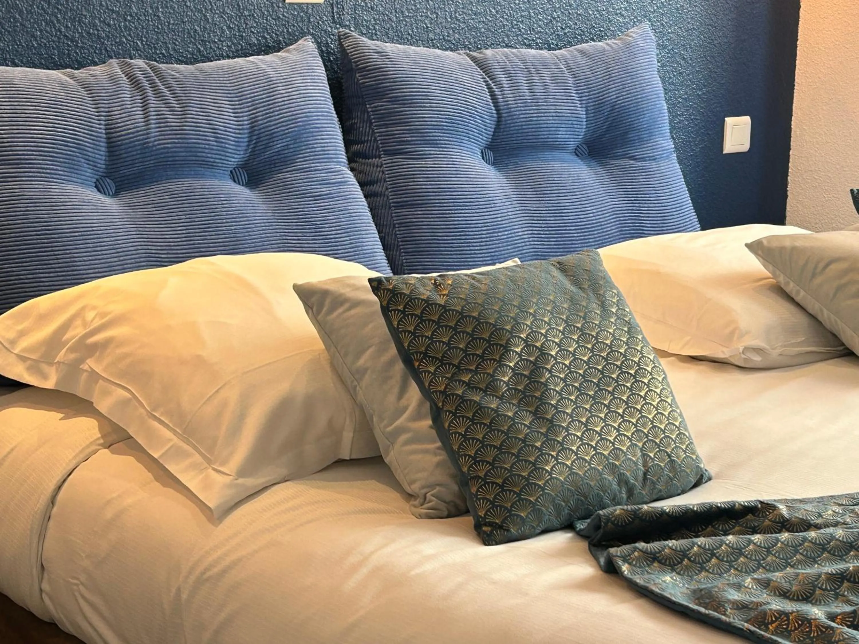 Bed in ATH hôtel Athénée