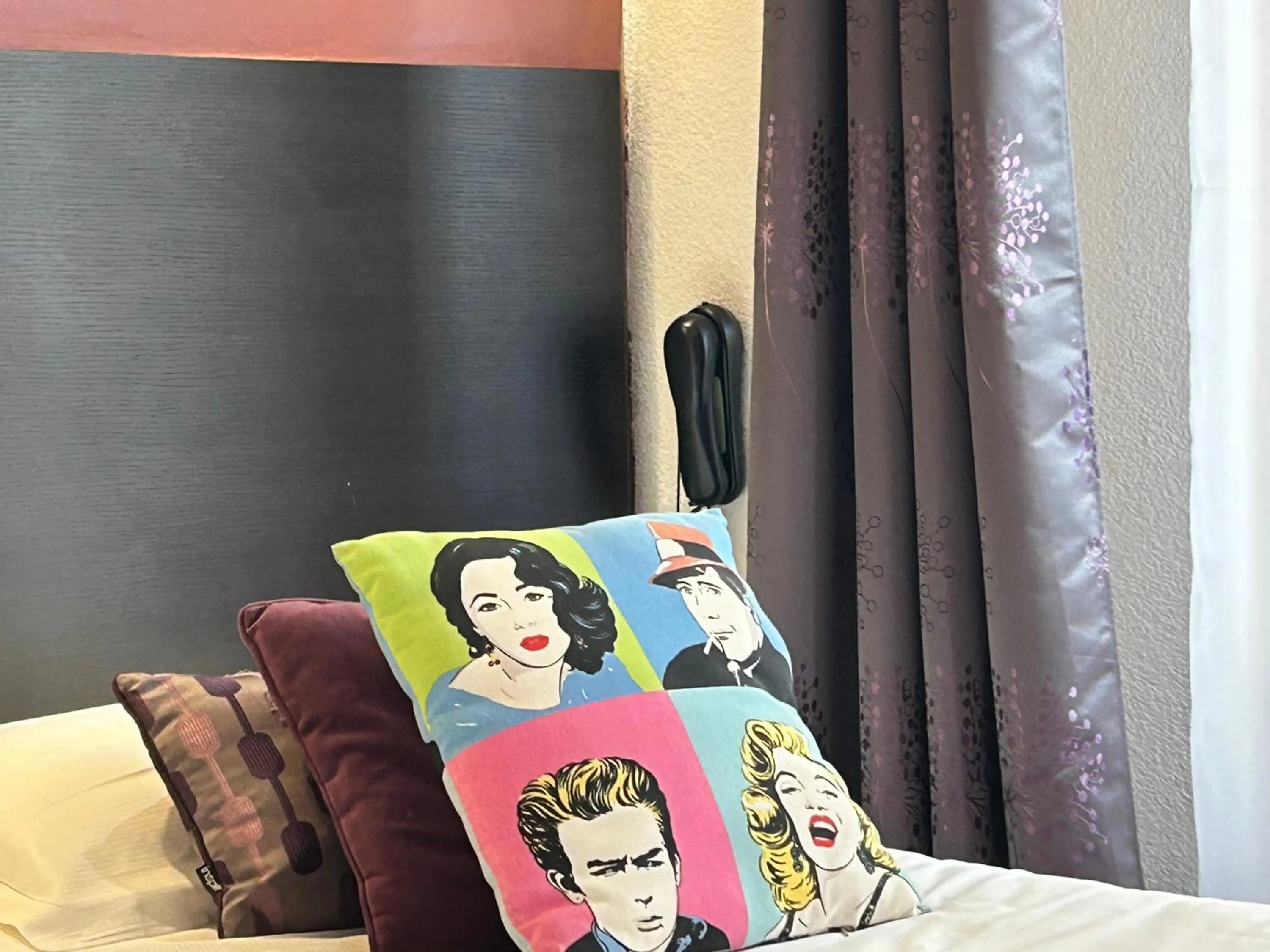 Bed in ATH hôtel Athénée