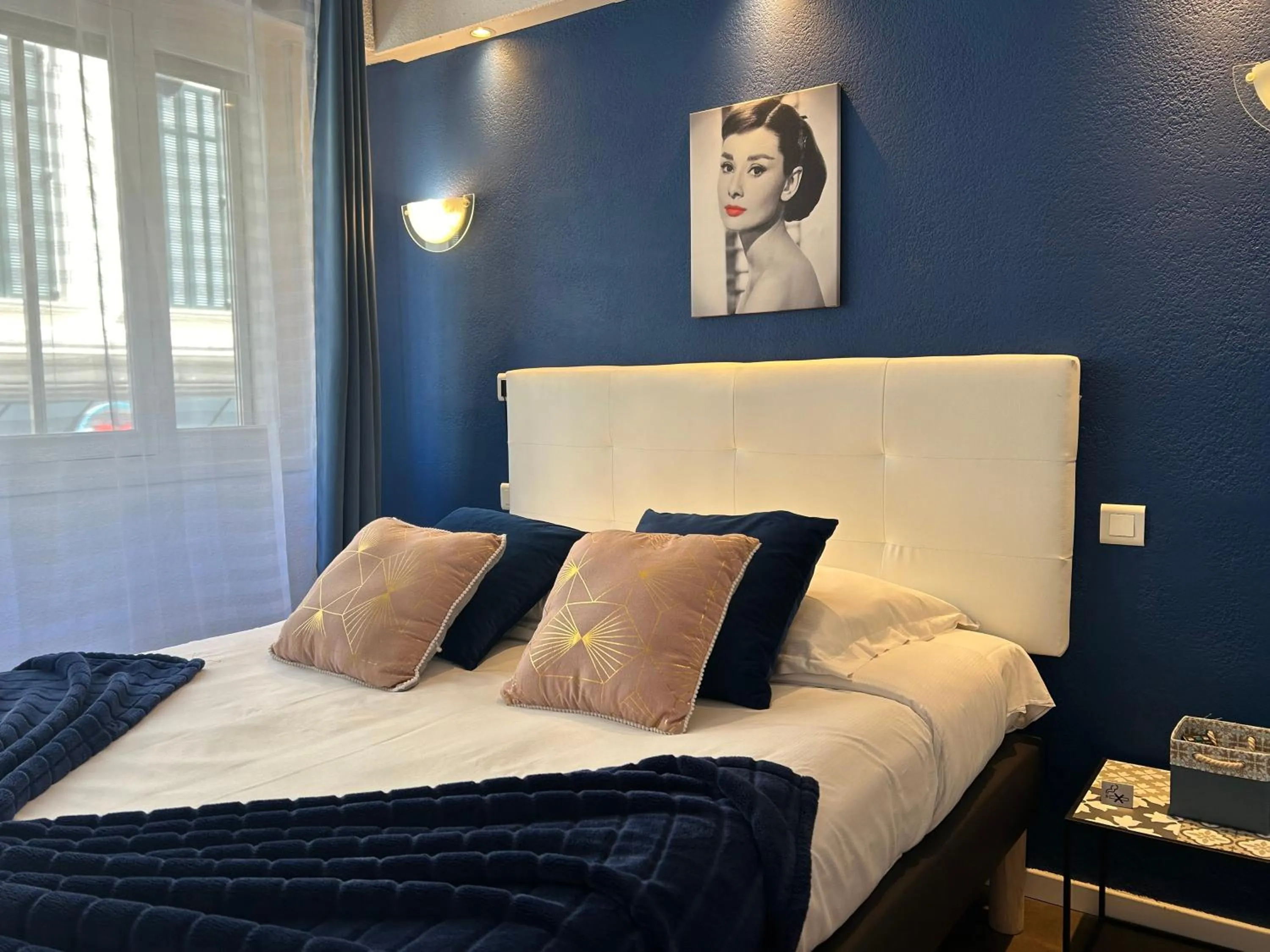 Bed in ATH hôtel Athénée