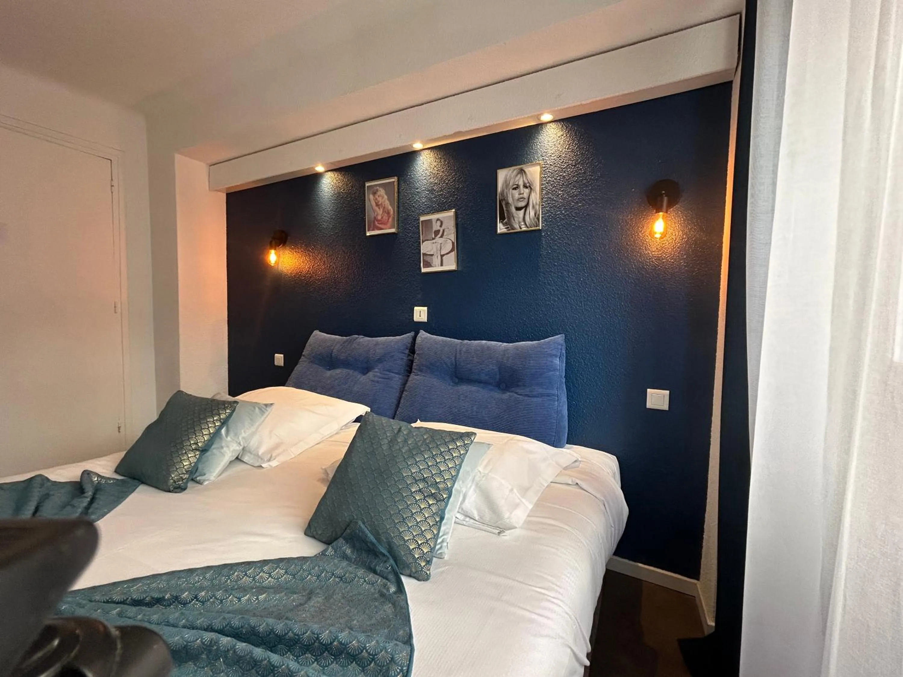 Bed in ATH hôtel Athénée