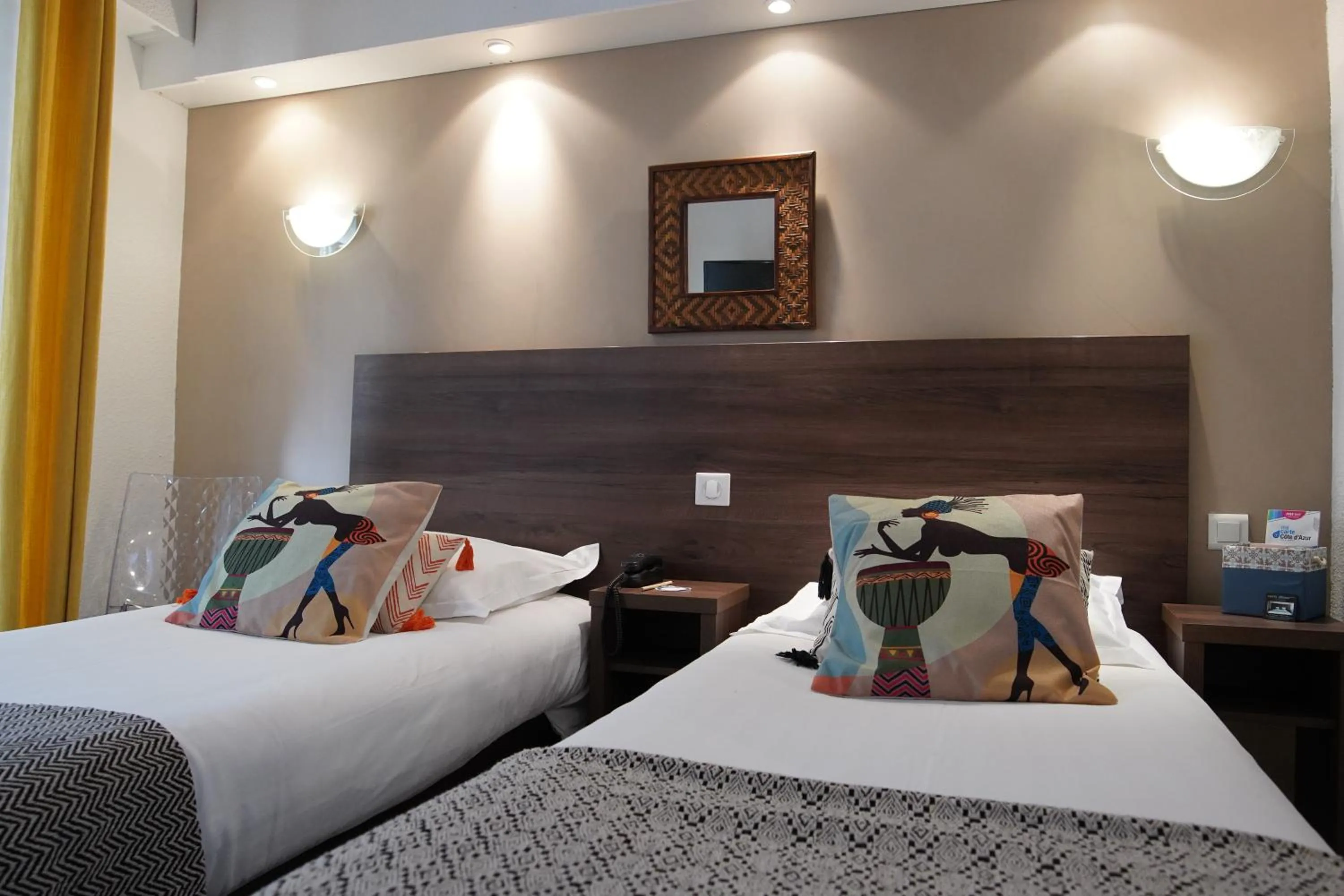 Bed in ATH hôtel Athénée