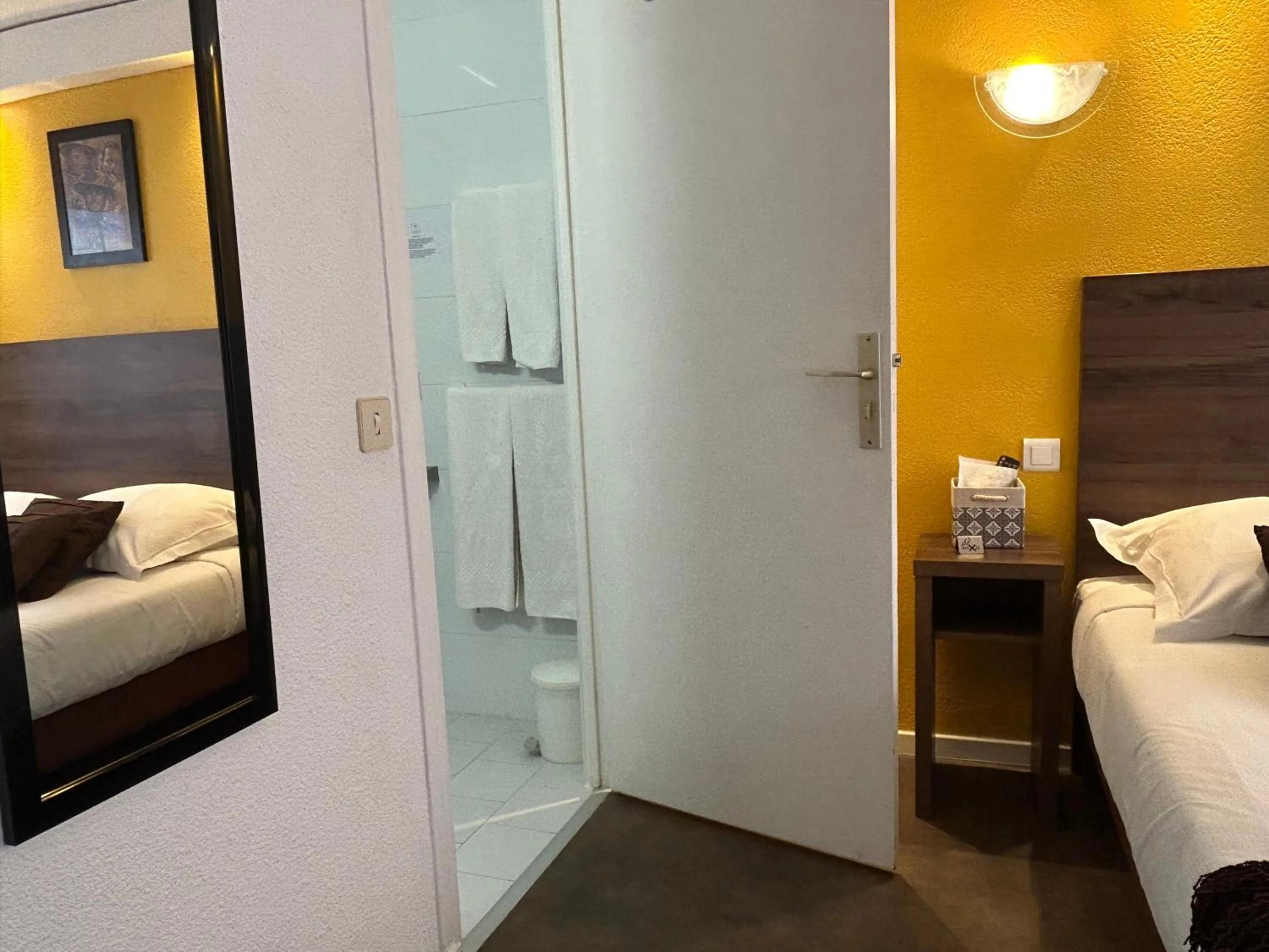 Bed in ATH hôtel Athénée