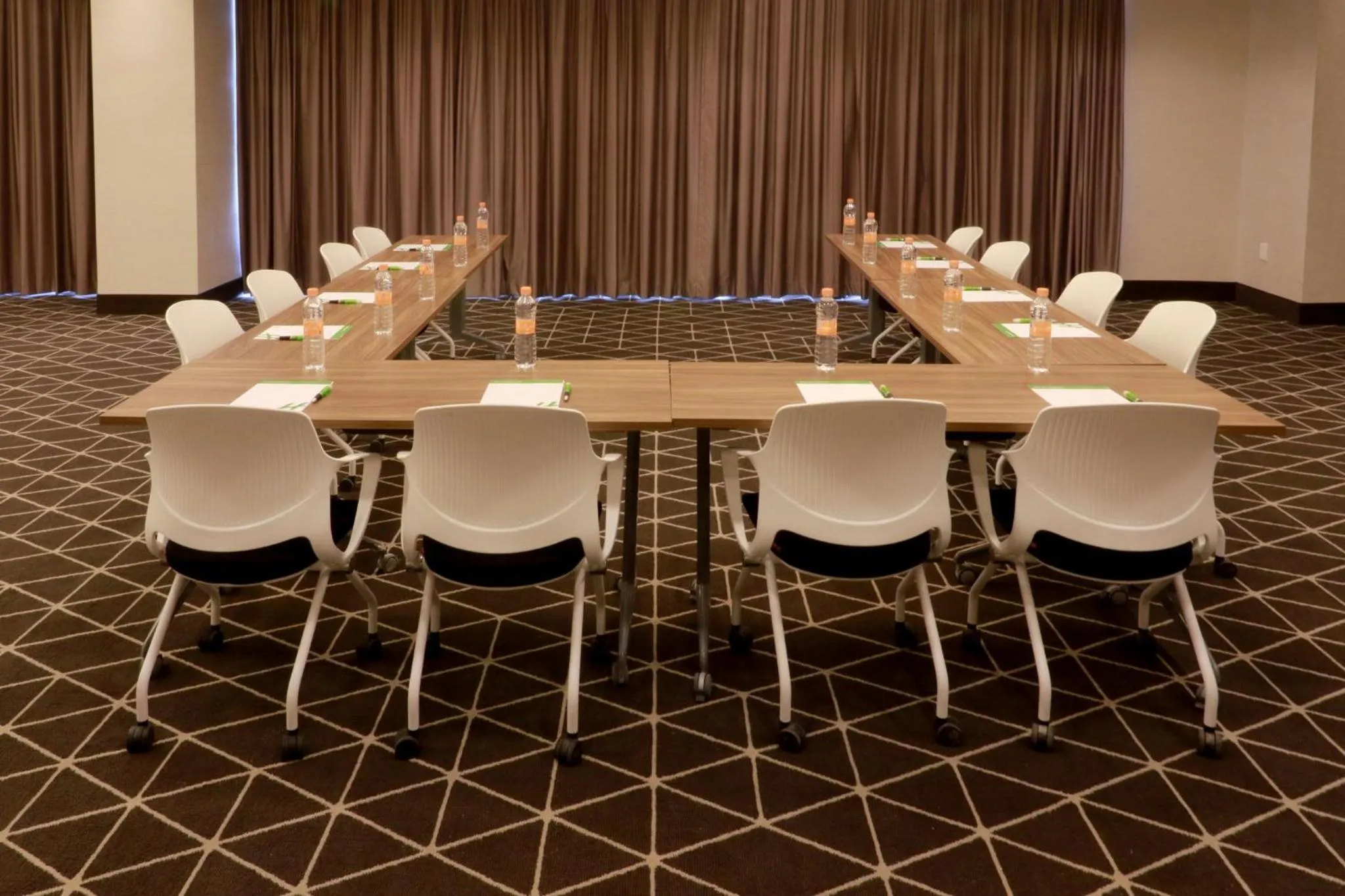 Meeting/conference room in Holiday Inn & Suites Monterrey Apodaca Zona Airport, an IHG hotel