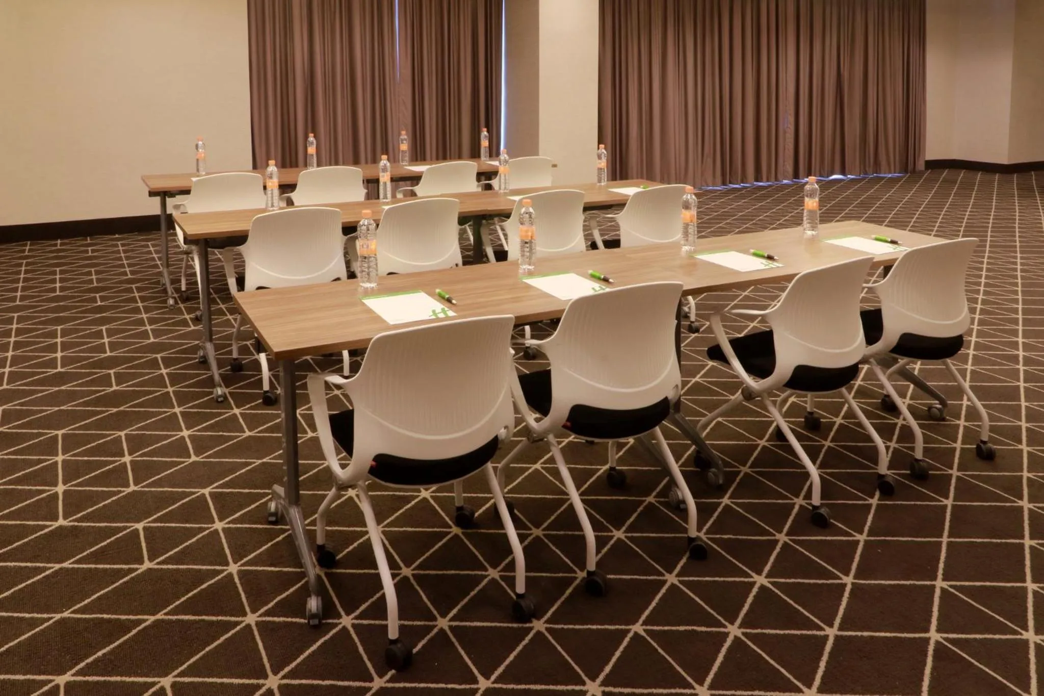 Meeting/conference room in Holiday Inn & Suites Monterrey Apodaca Zona Airport, an IHG hotel