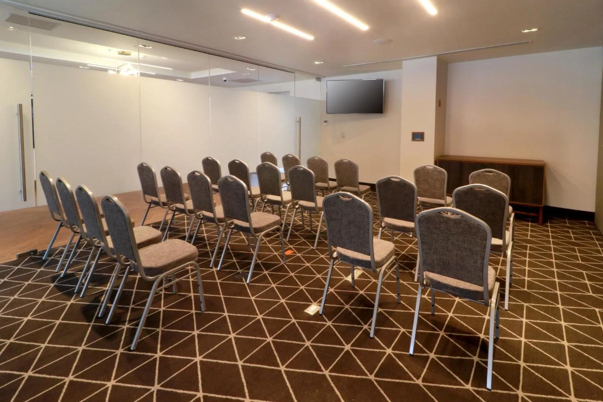 Meeting/conference room in Holiday Inn & Suites Monterrey Apodaca Zona Airport, an IHG hotel