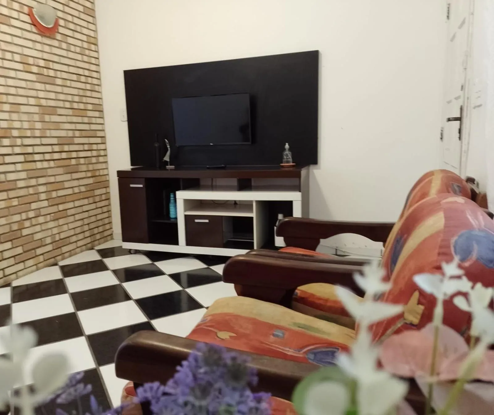 Living room in FAMILY- Conheça Cabo Frio e ARRAIAL e traga seu pet - Confira