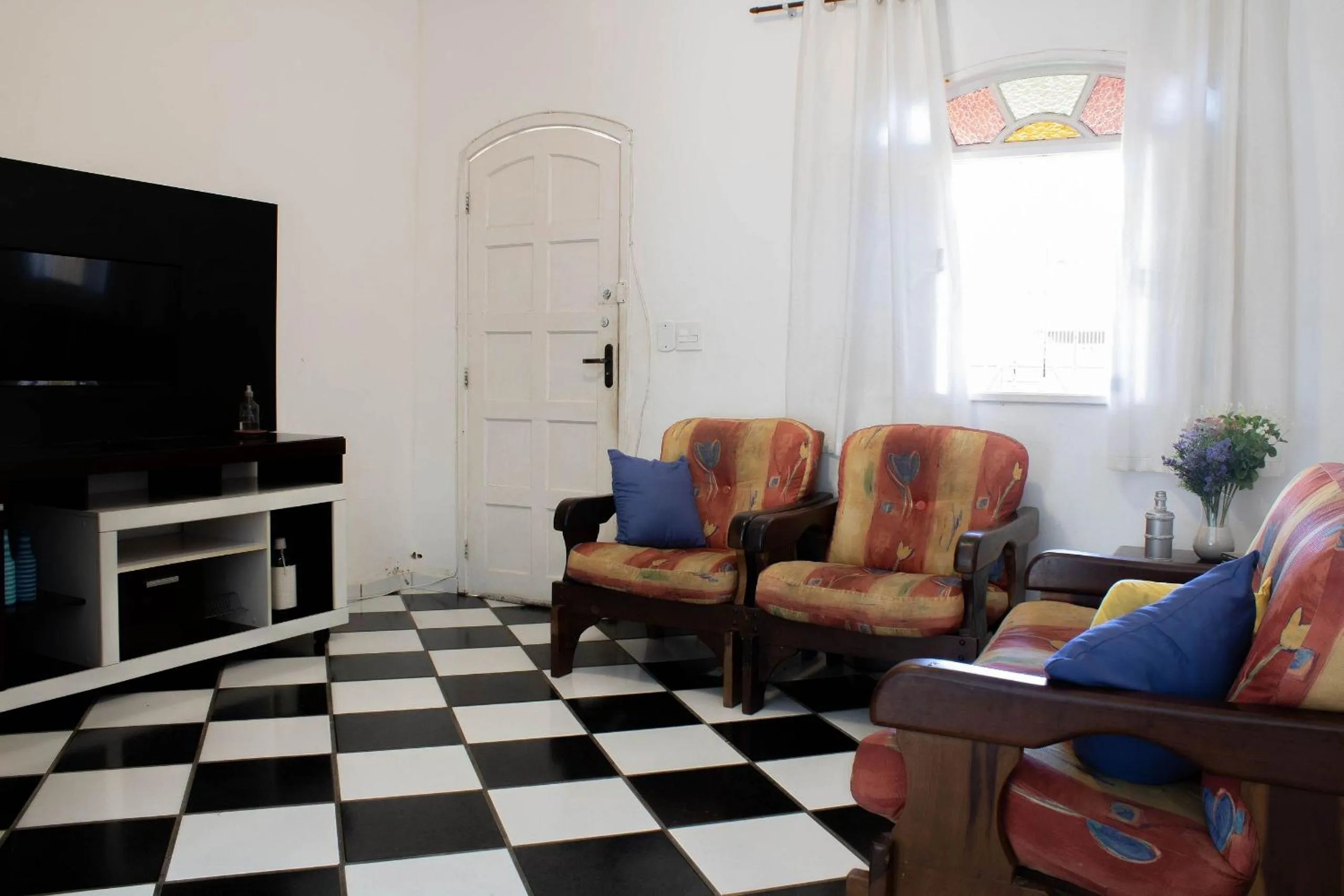 Living room in FAMILY- Conheça Cabo Frio e ARRAIAL e traga seu pet - Confira