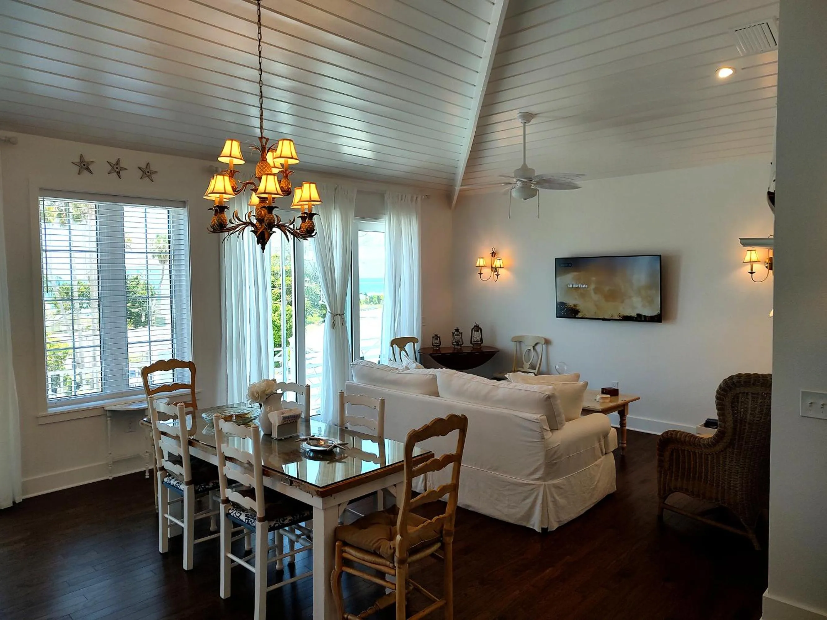 TV and multimedia in Bungalow Beach Resort