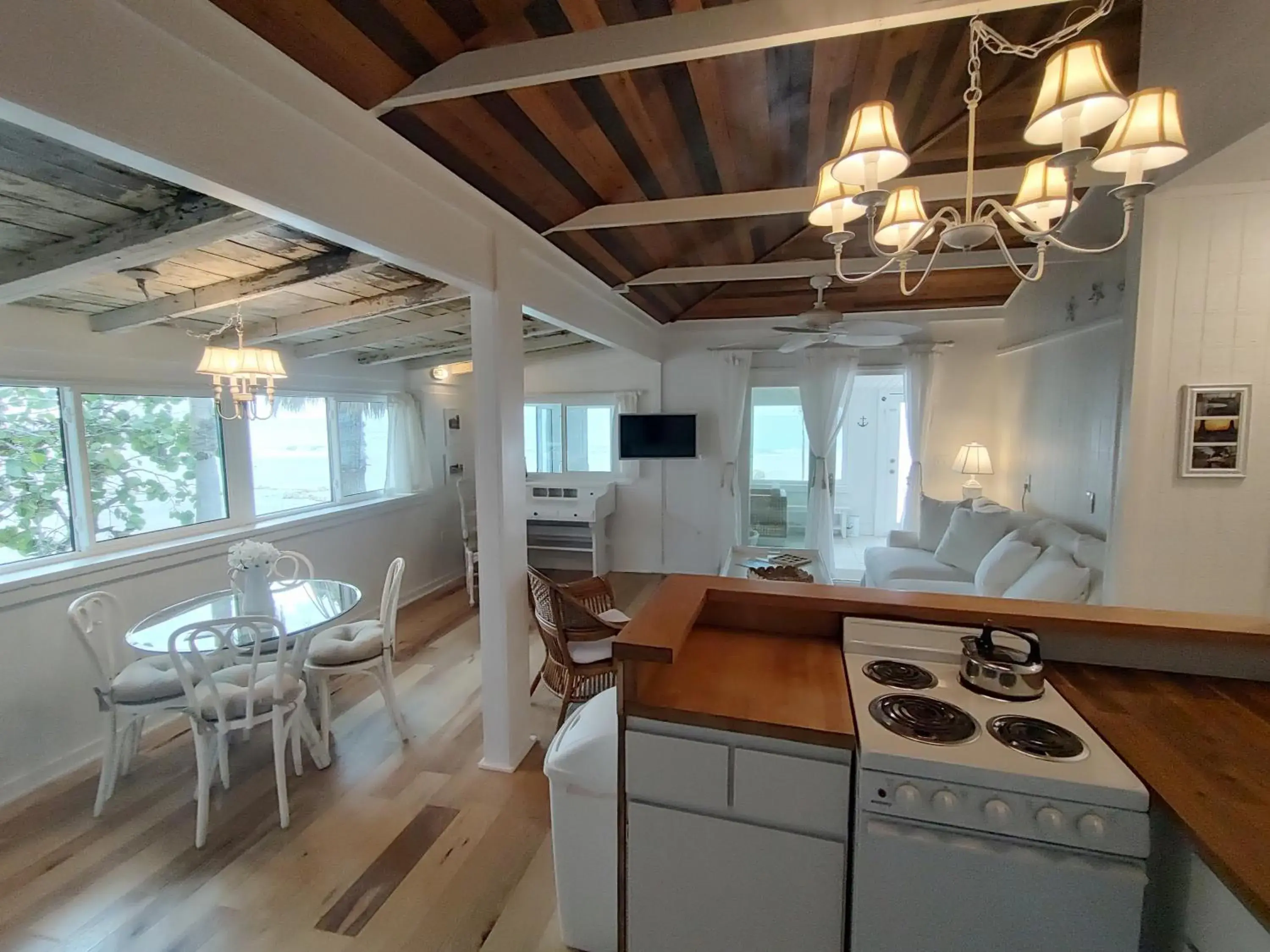 Two-Bedroom Bungalow in Bungalow Beach Resort Two-Bedroom Bungalow in Bungalow Beach Resort