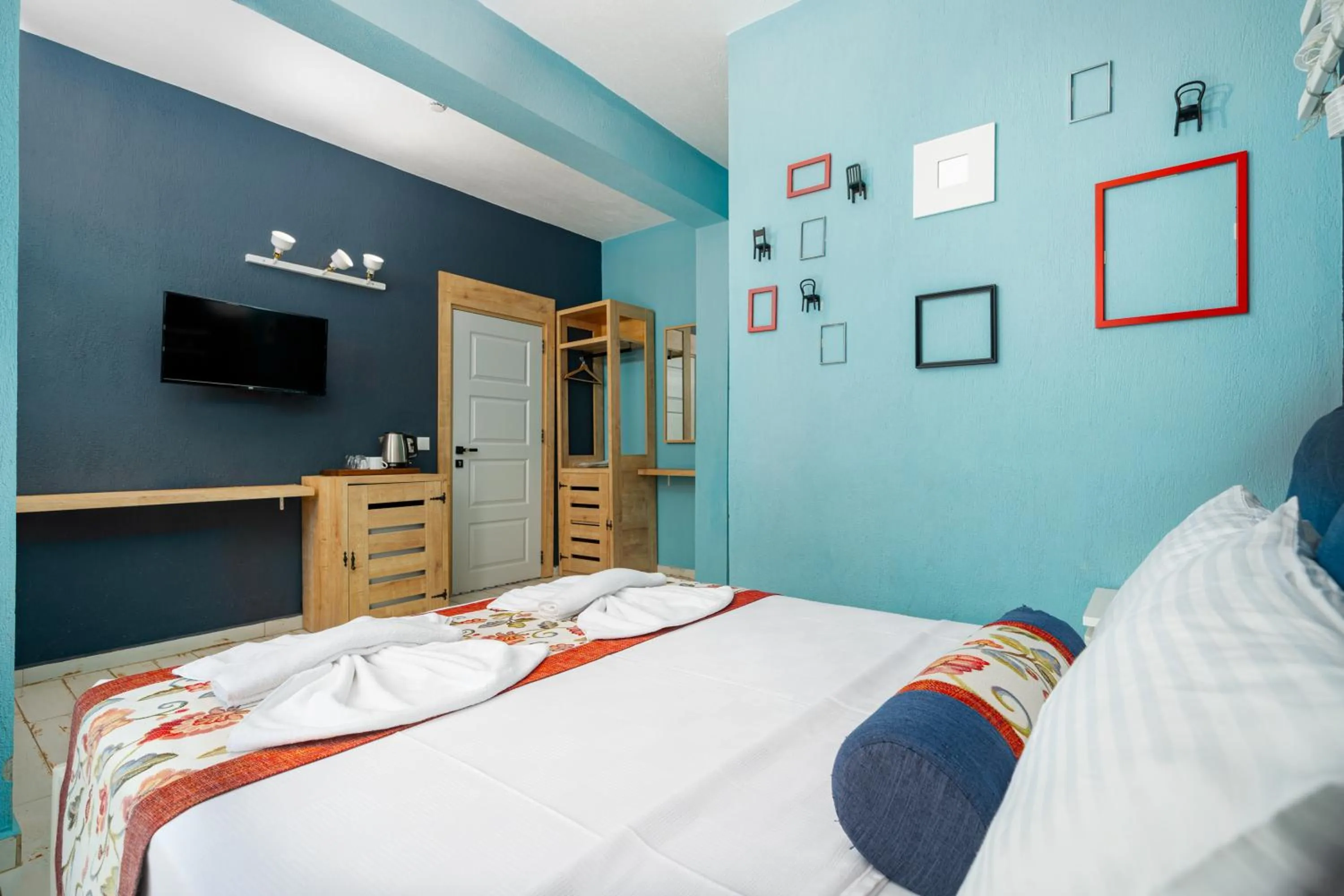 Communal lounge/ TV room in İsinda Pansiyon