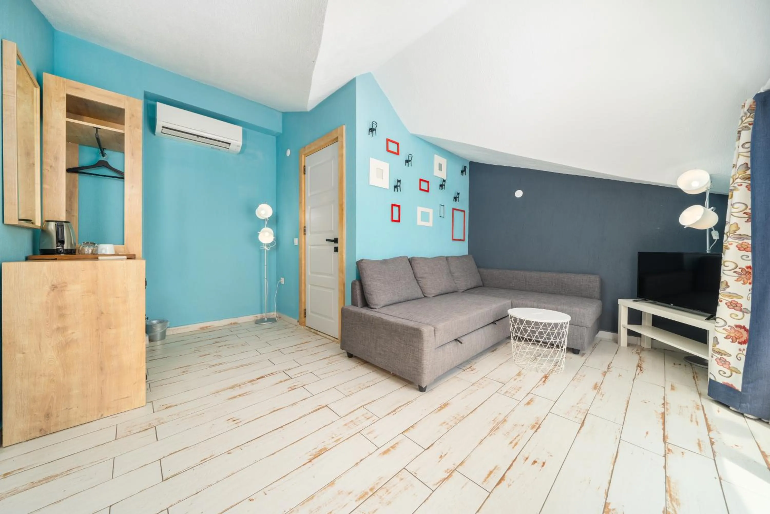 Communal lounge/ TV room in İsinda Pansiyon