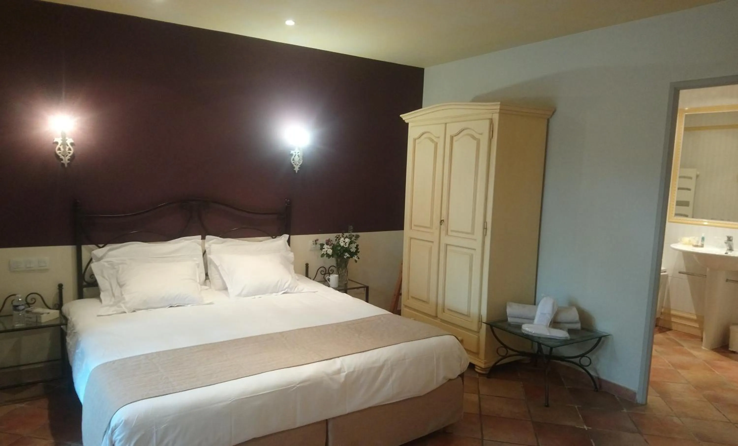 Photo of the whole room, Bed in Castel 'Provence