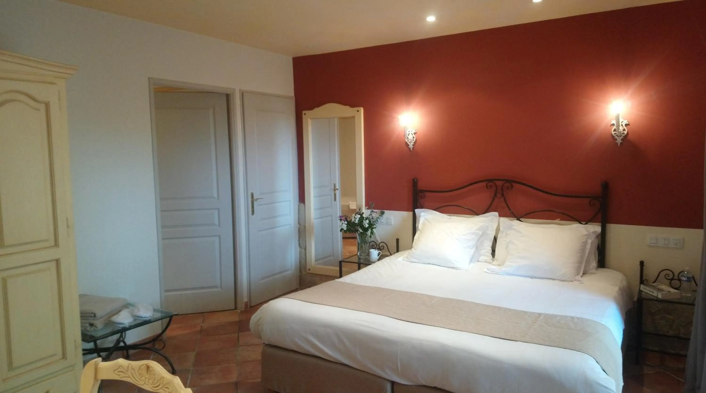 Photo of the whole room, Bed in Castel 'Provence