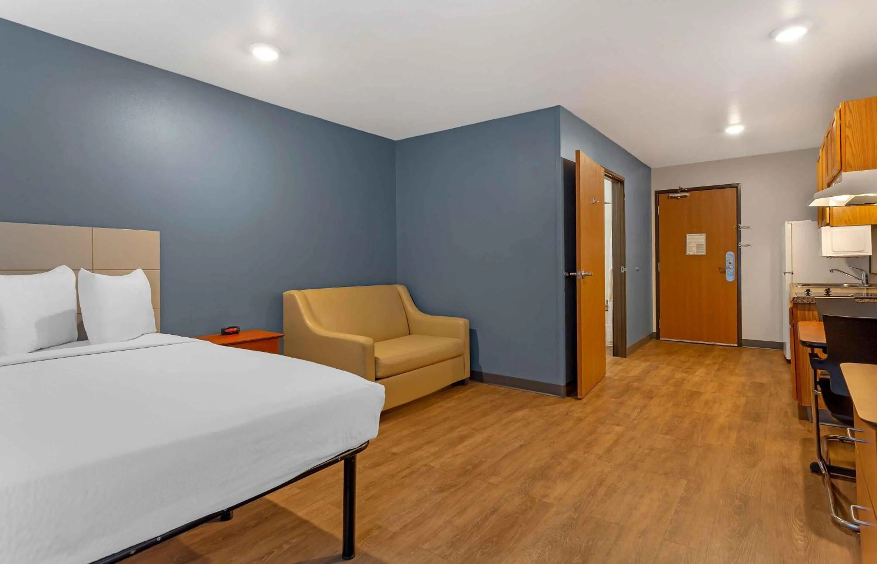 Bedroom, Bed in Extended Stay America Select Suites - Fort Myers - Northeast