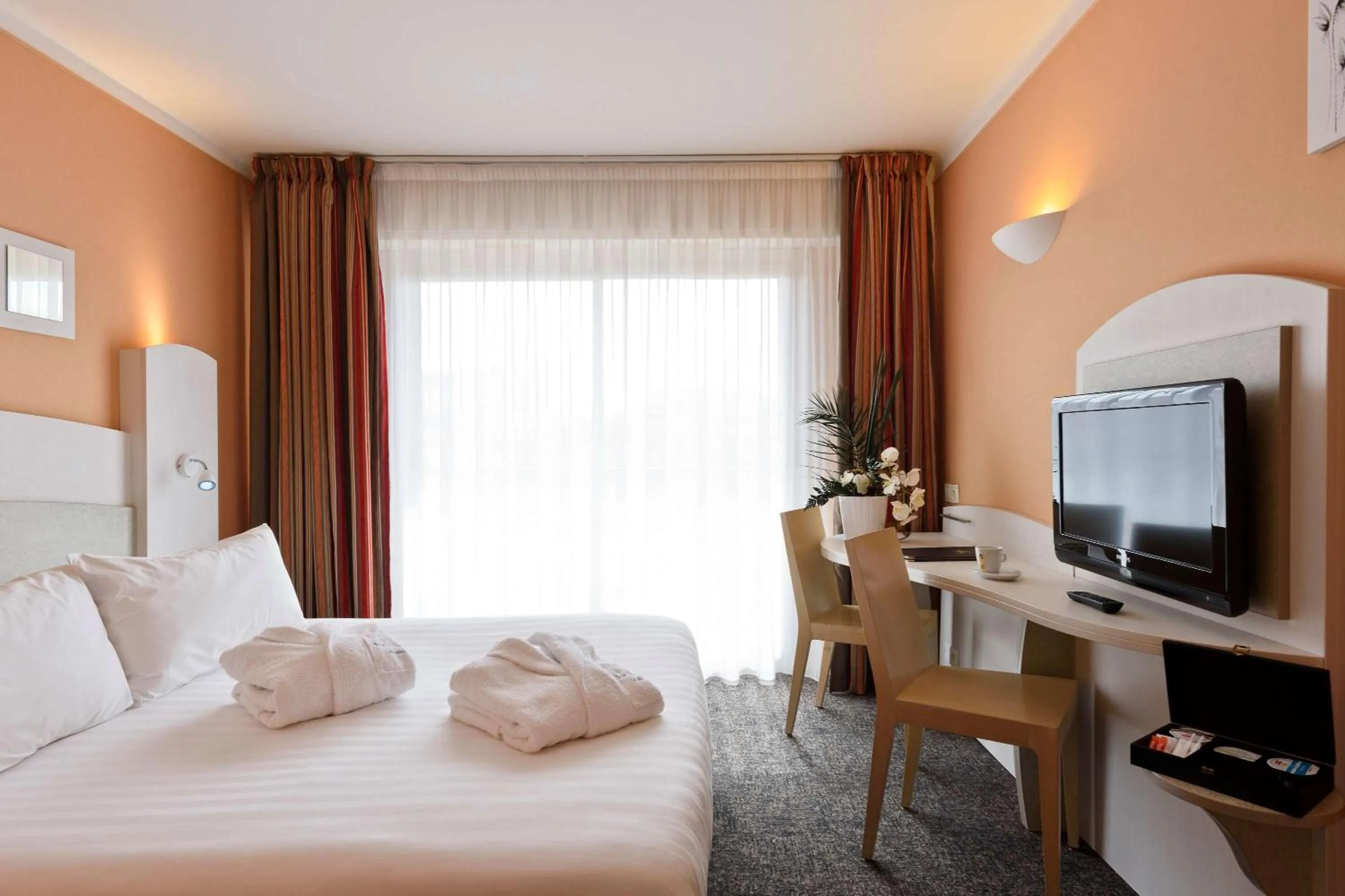 Photo of the whole room, Bed in Best Western Astoria