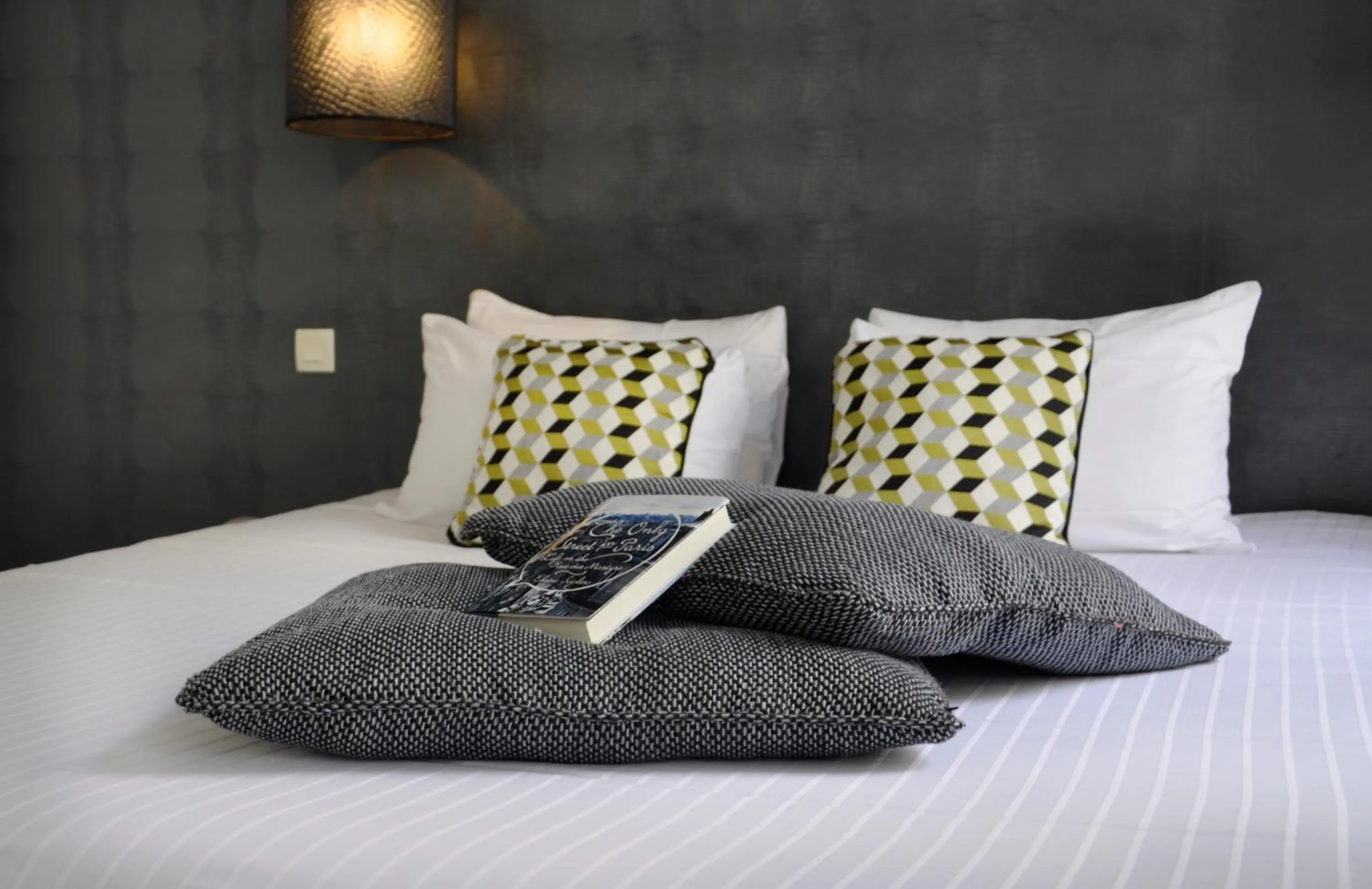 Decorative detail, Bed in Hotel France Albion