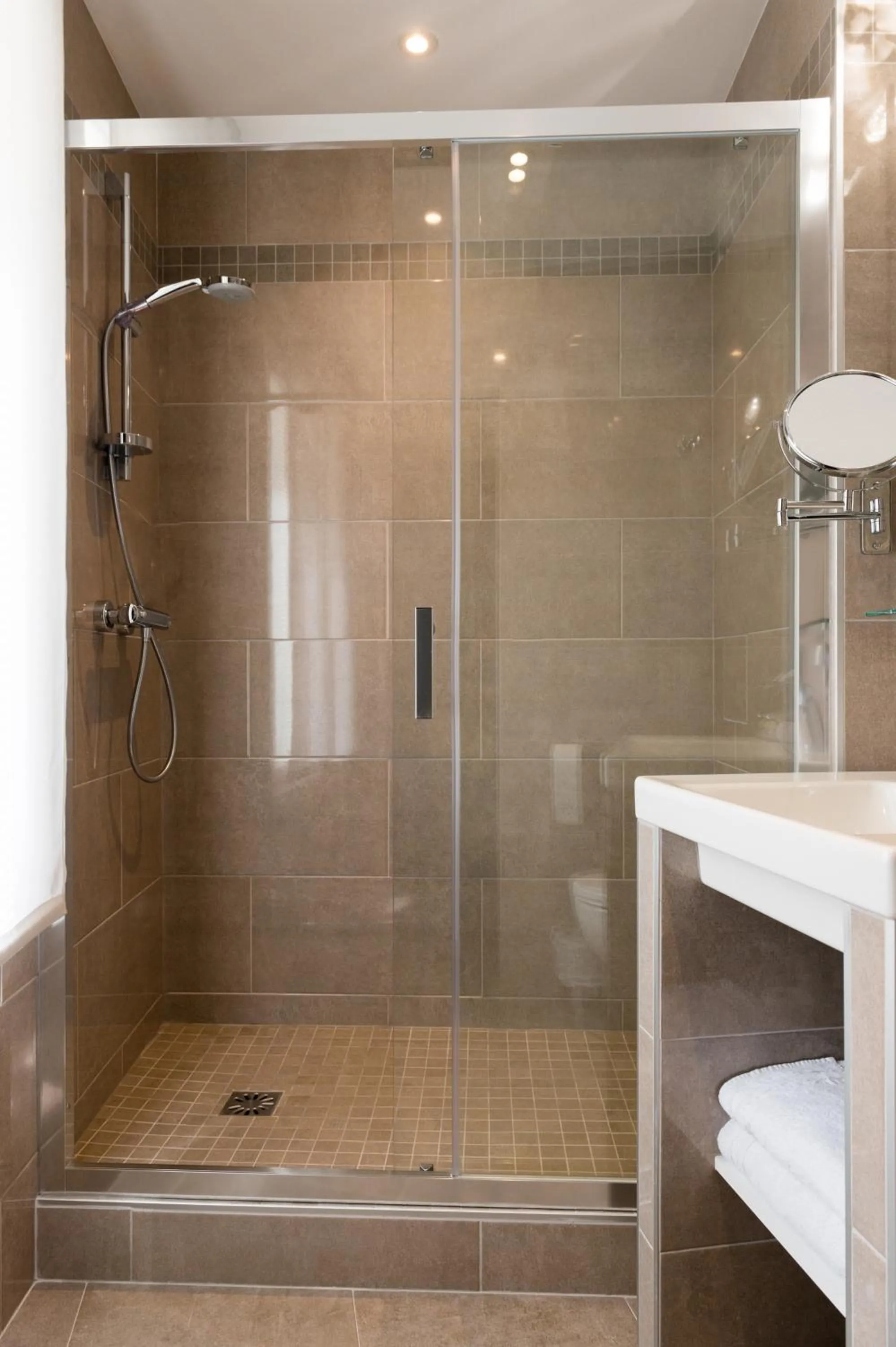 Bathroom in Hotel France Albion