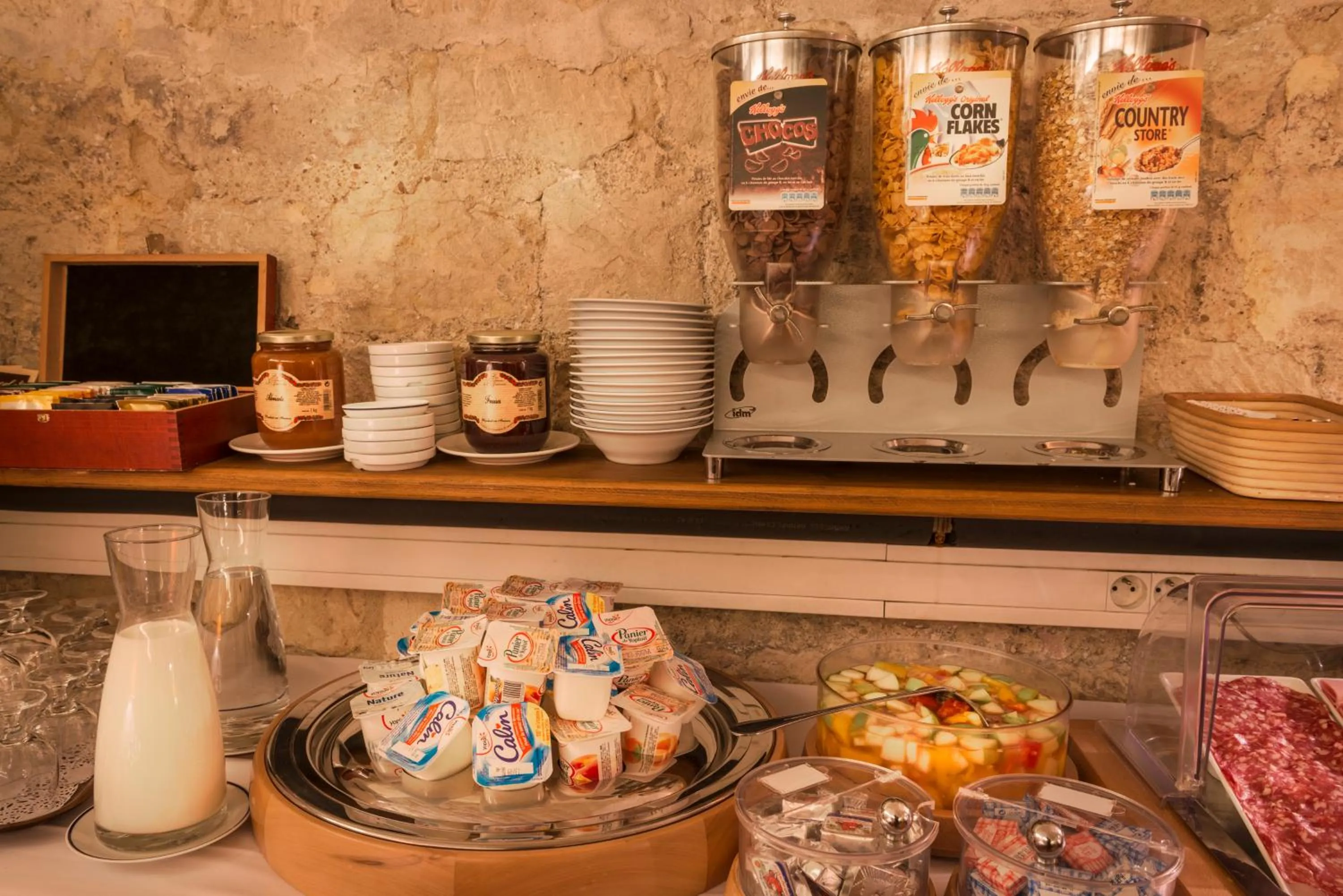 Buffet breakfast in Hotel France Albion