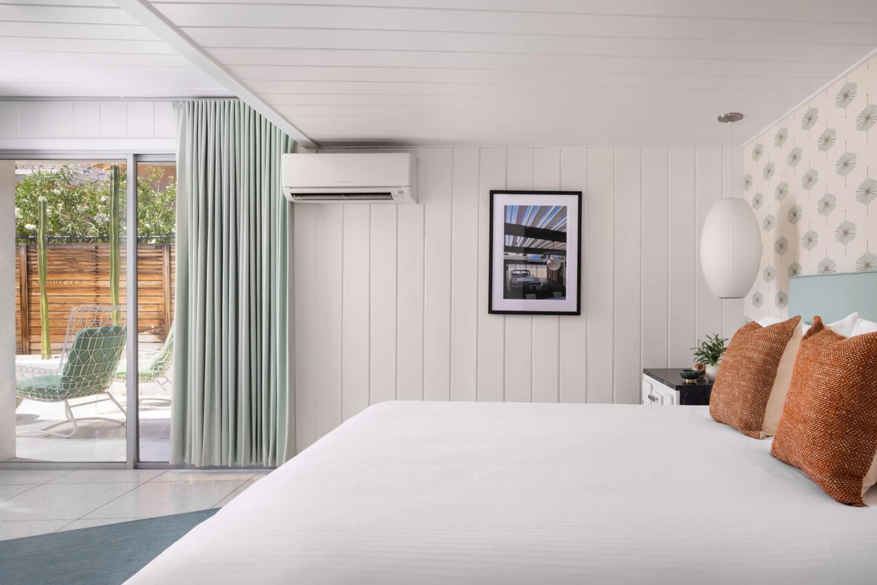 Patio, Bed in Del Marcos Hotel