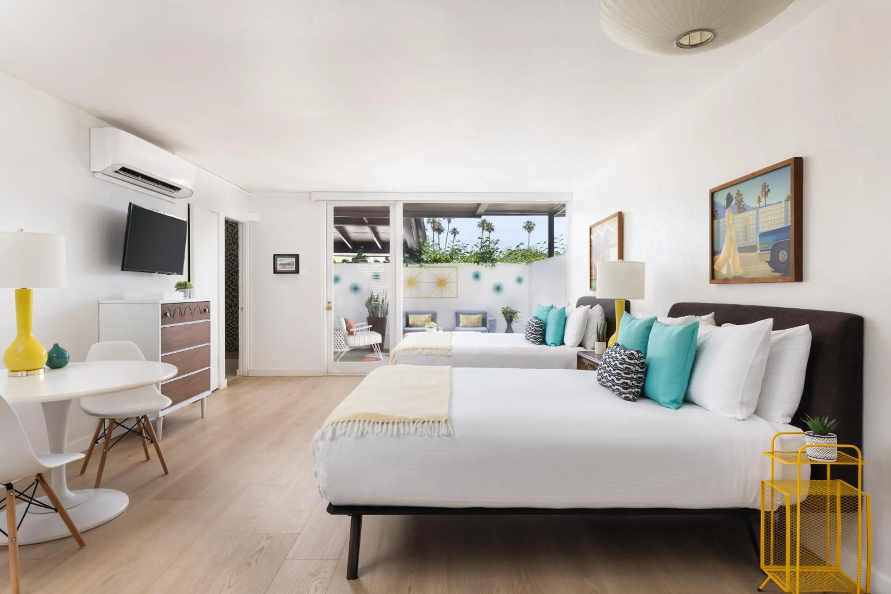 Patio, Bed in Del Marcos Hotel