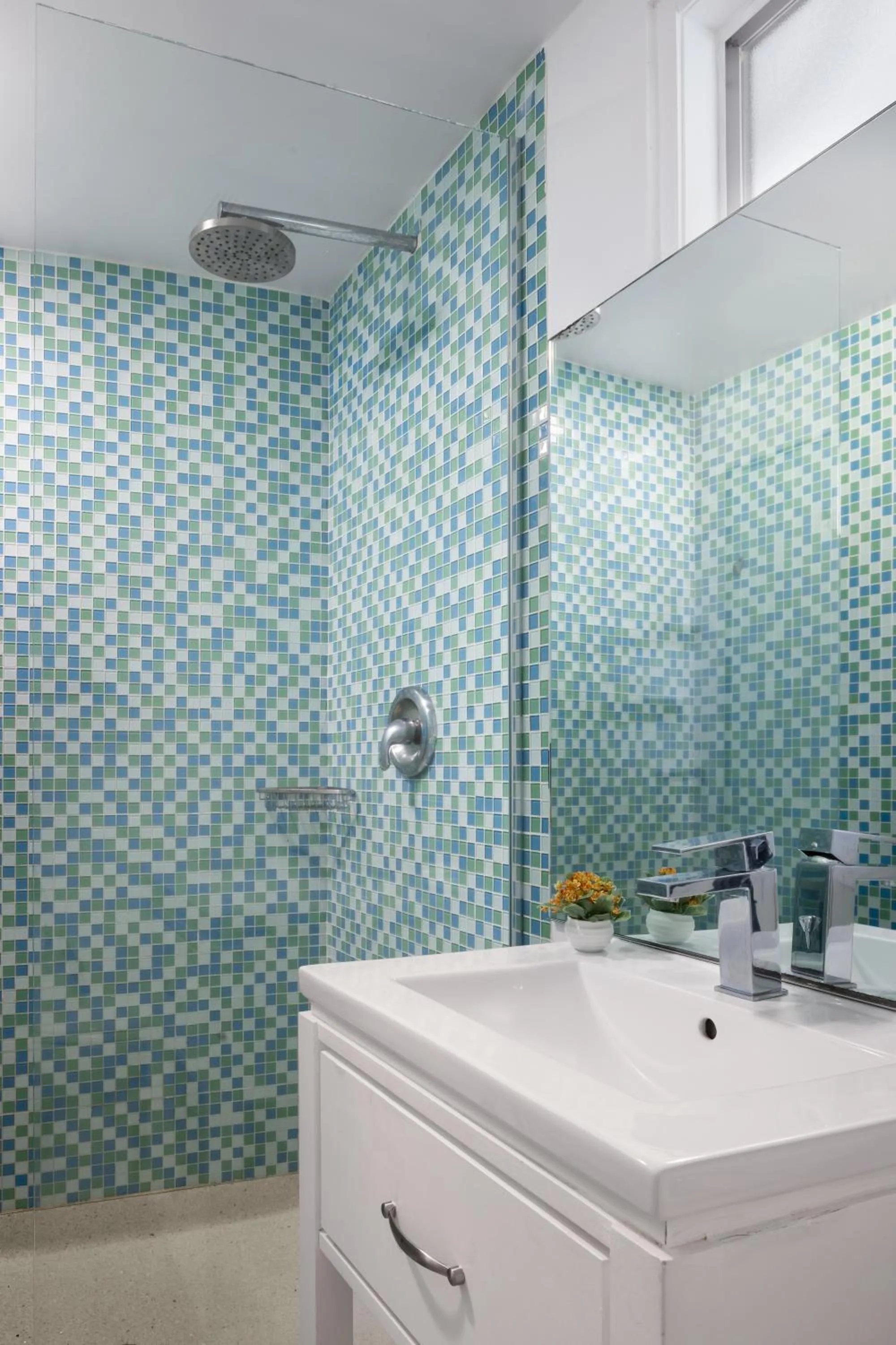 Shower in Del Marcos Hotel