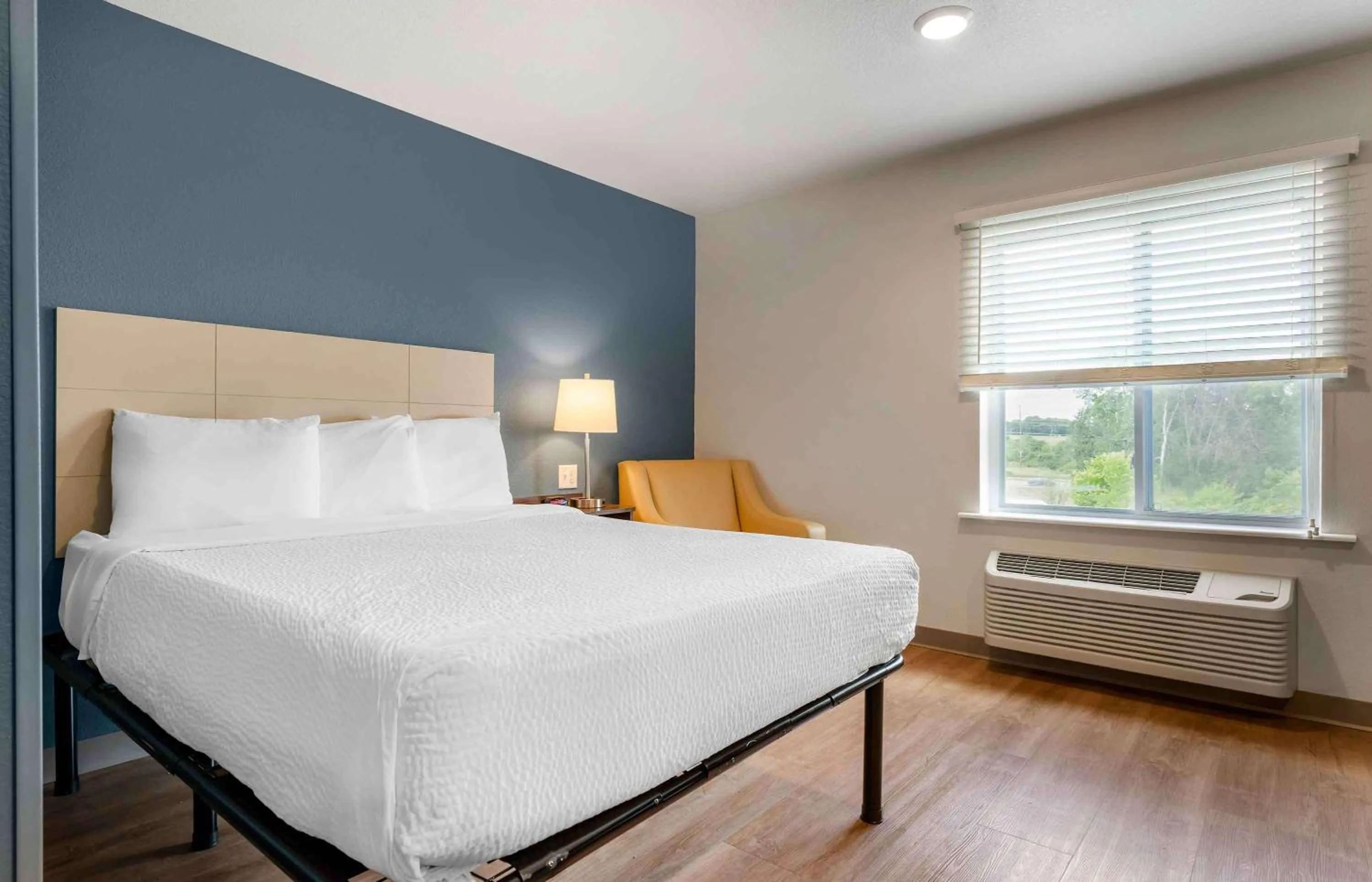 Bedroom, Bed in Extended Stay America Suites - St Paul - Woodbury