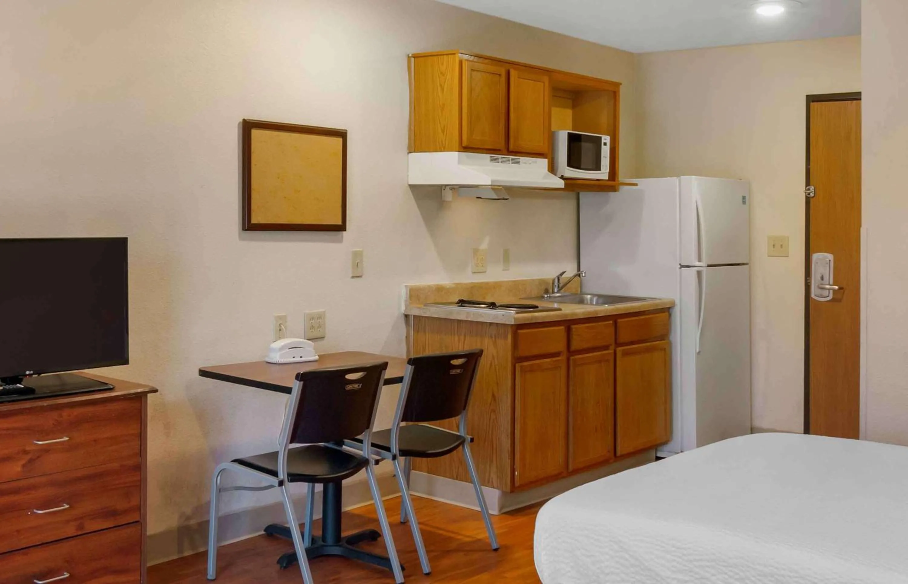 Bedroom in Extended Stay America Select Suites - Kansas City - South - I-49