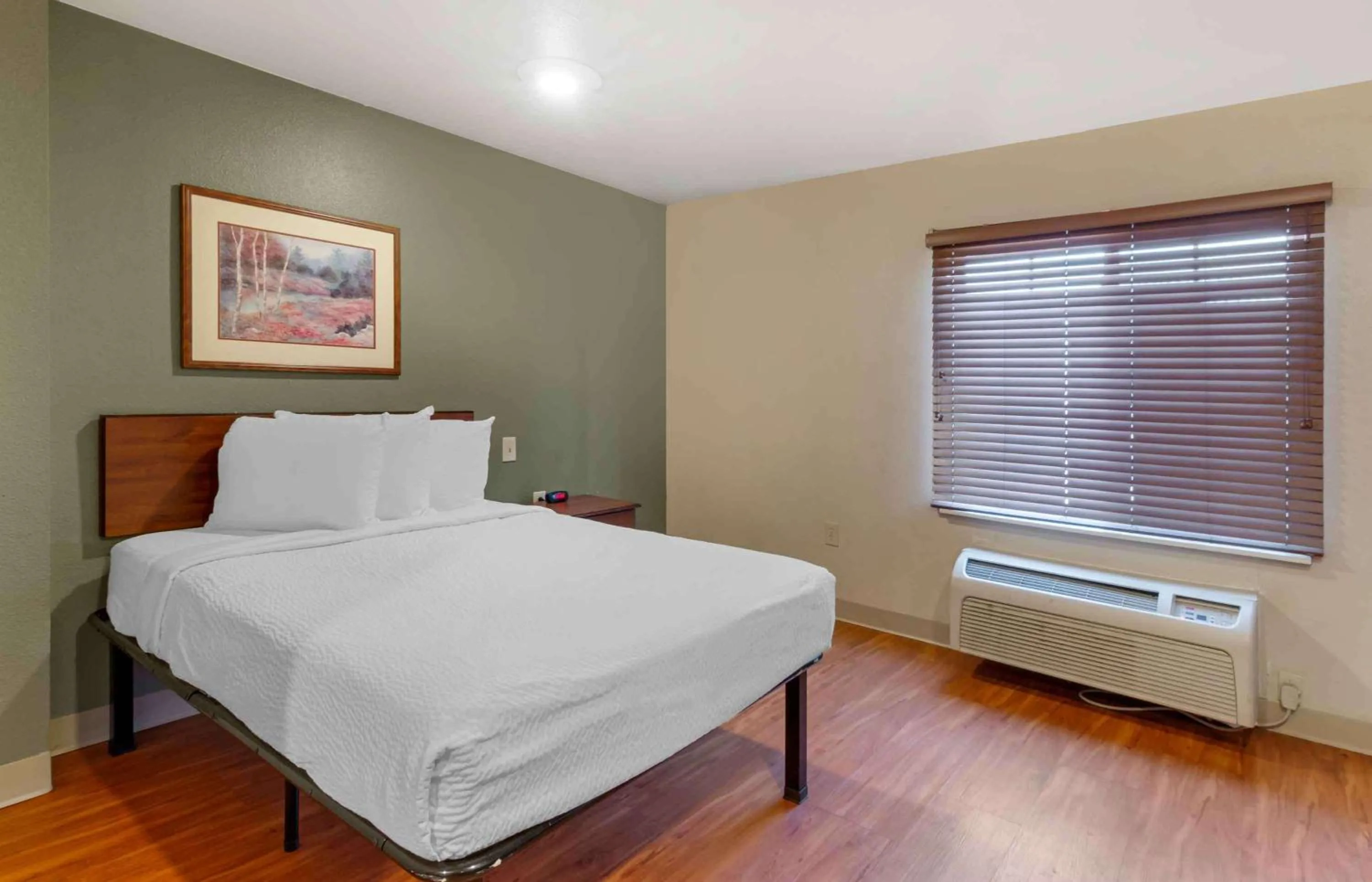 Bedroom, Bed in Extended Stay America Select Suites - Kansas City - South - I-49