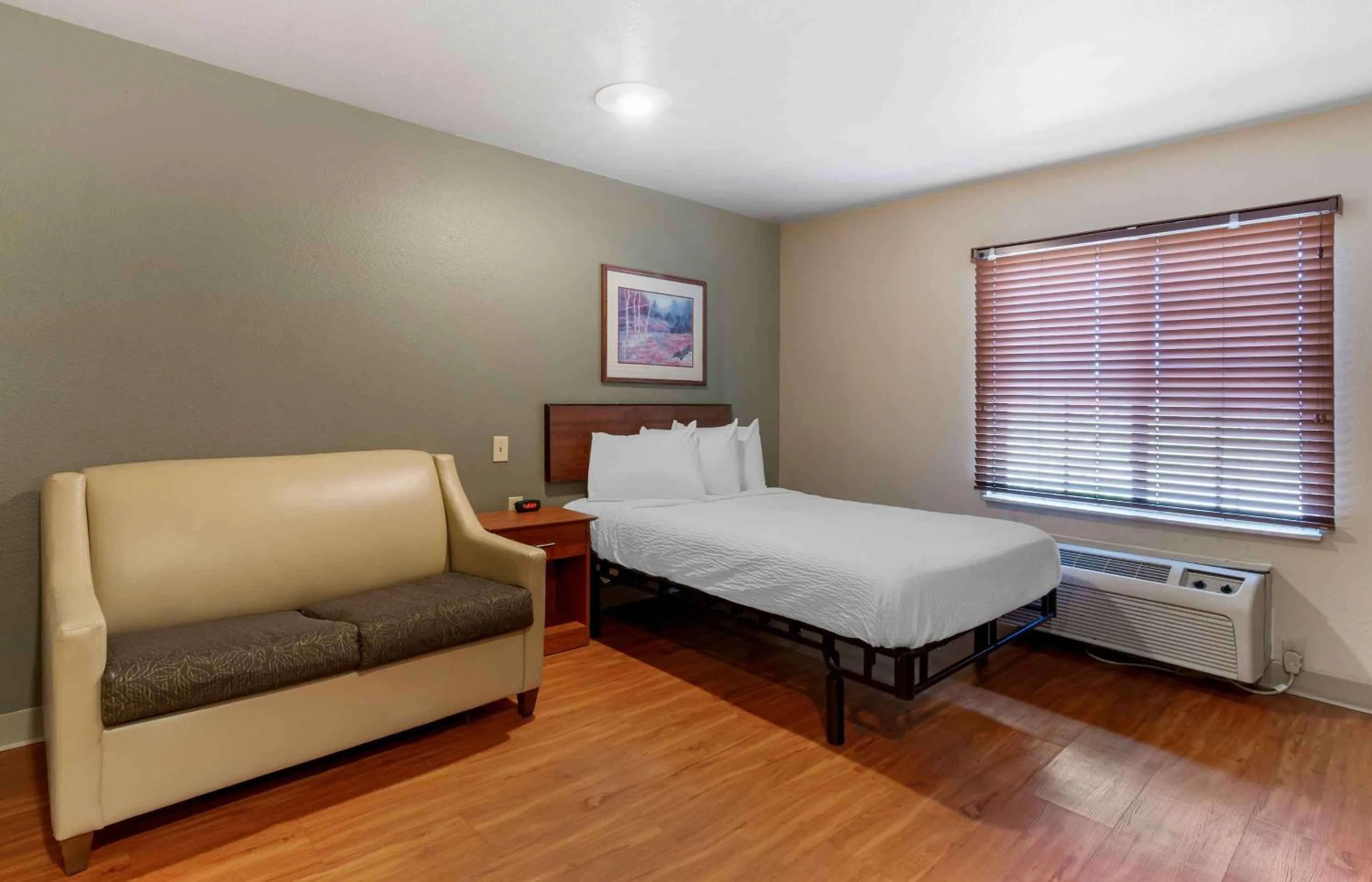 Bedroom, Bed in Extended Stay America Select Suites - Kansas City - South - I-49