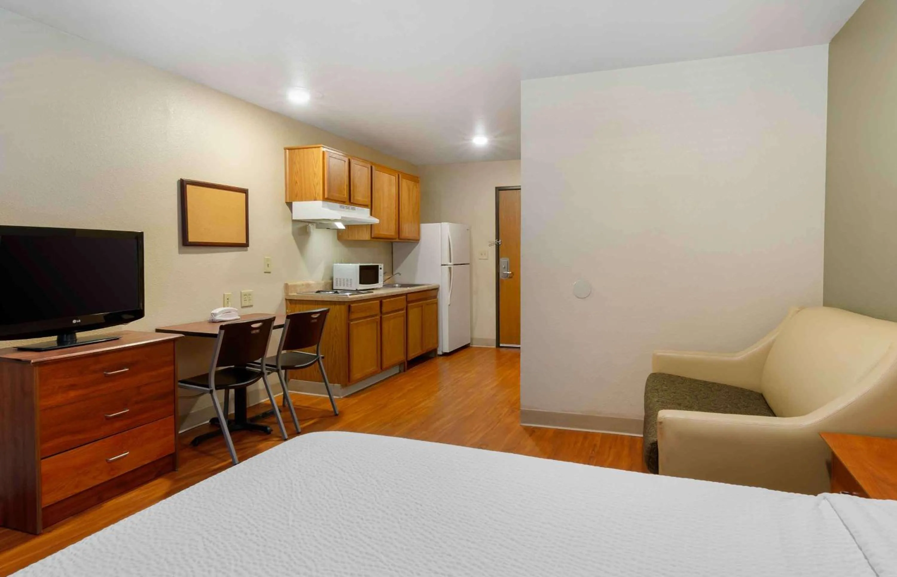 Bedroom, Bed in Extended Stay America Select Suites - Kansas City - South - I-49