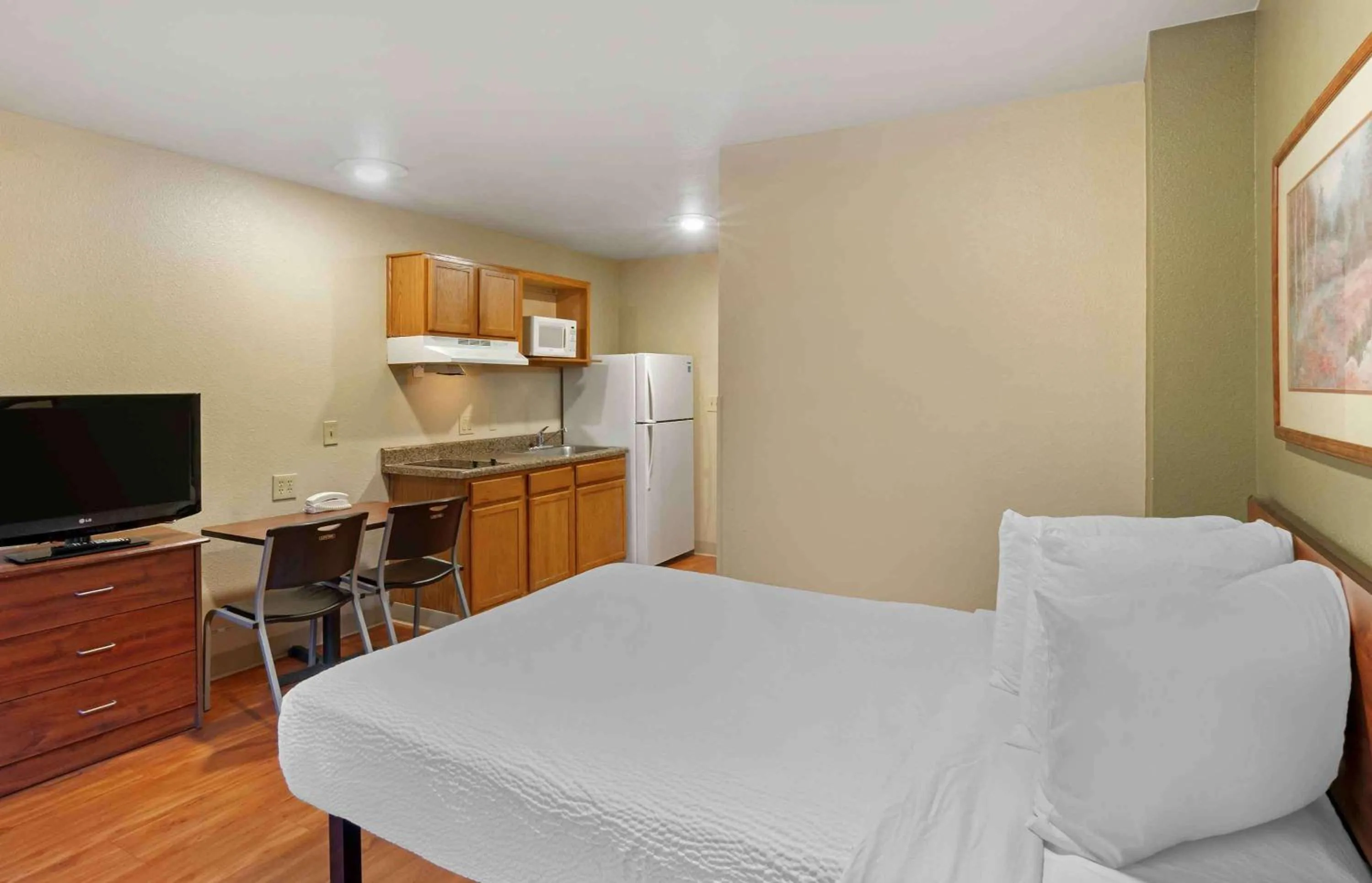 Bedroom in Extended Stay America Select Suites - Kansas City - South - I-49