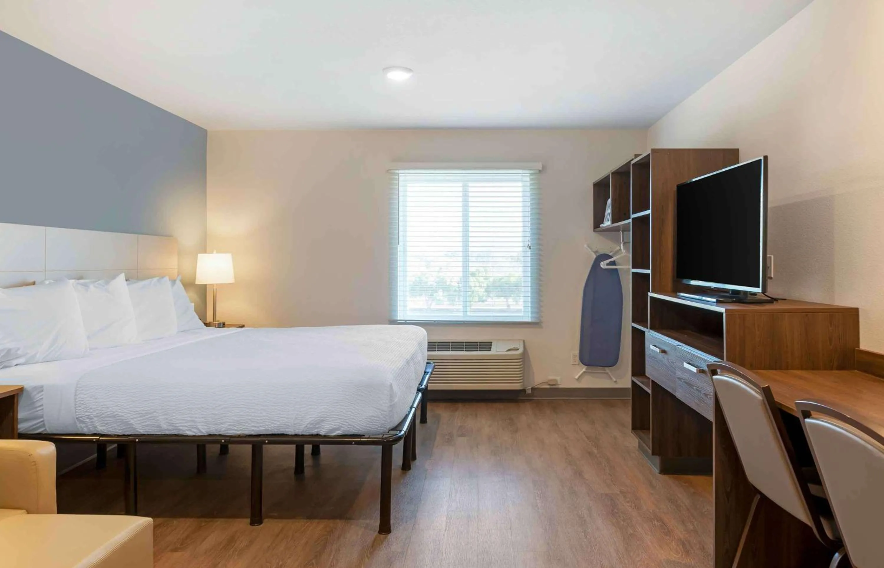 Bedroom, Bed in Extended Stay America Suites - Portland - East