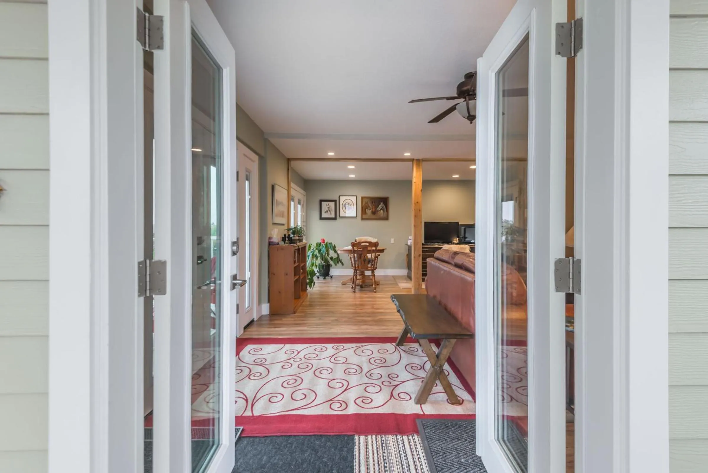 Photo of the whole room in Outdoor Lovers