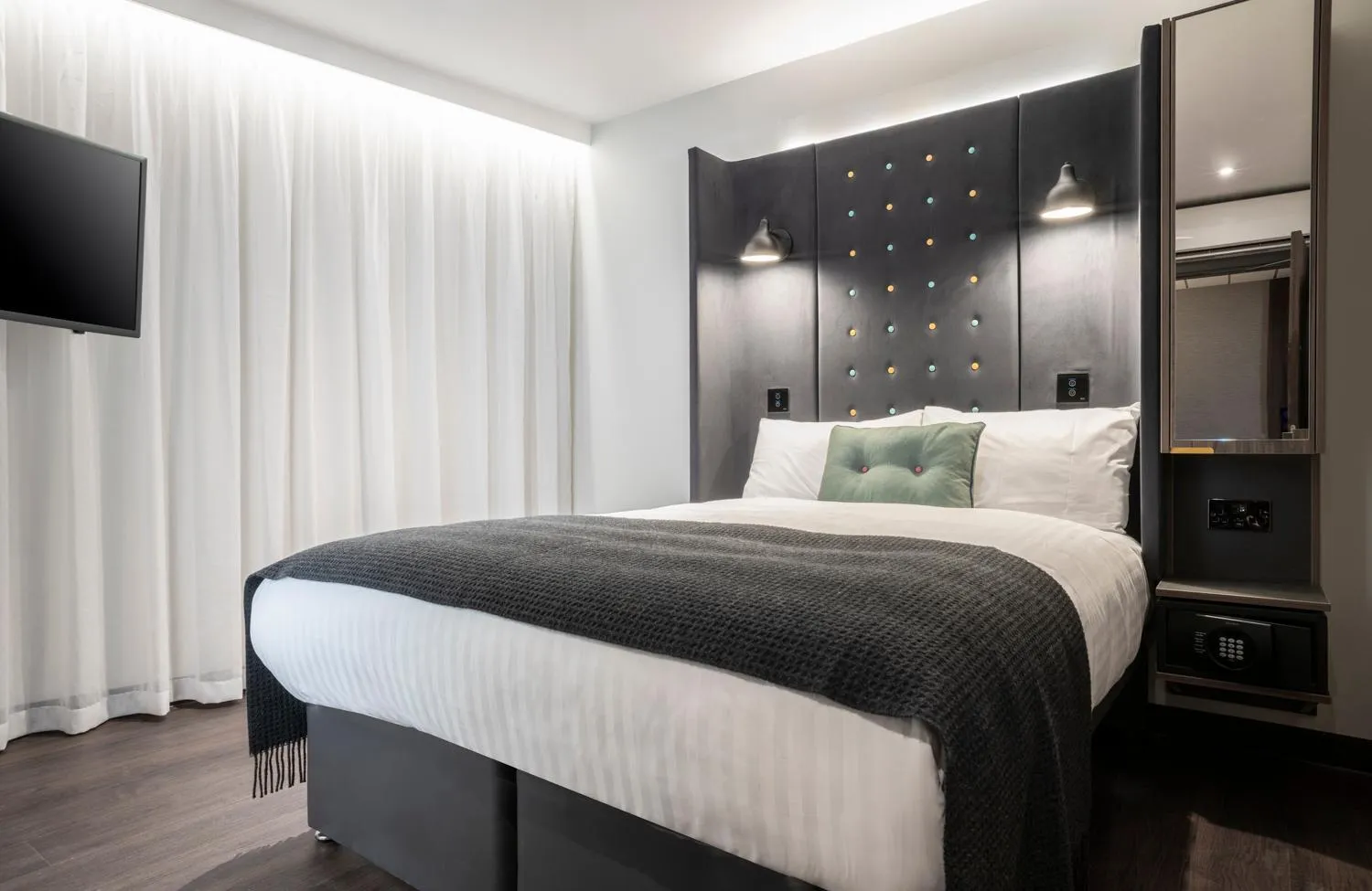 Photo of the whole room, Bed in Point A Kensington Olympia